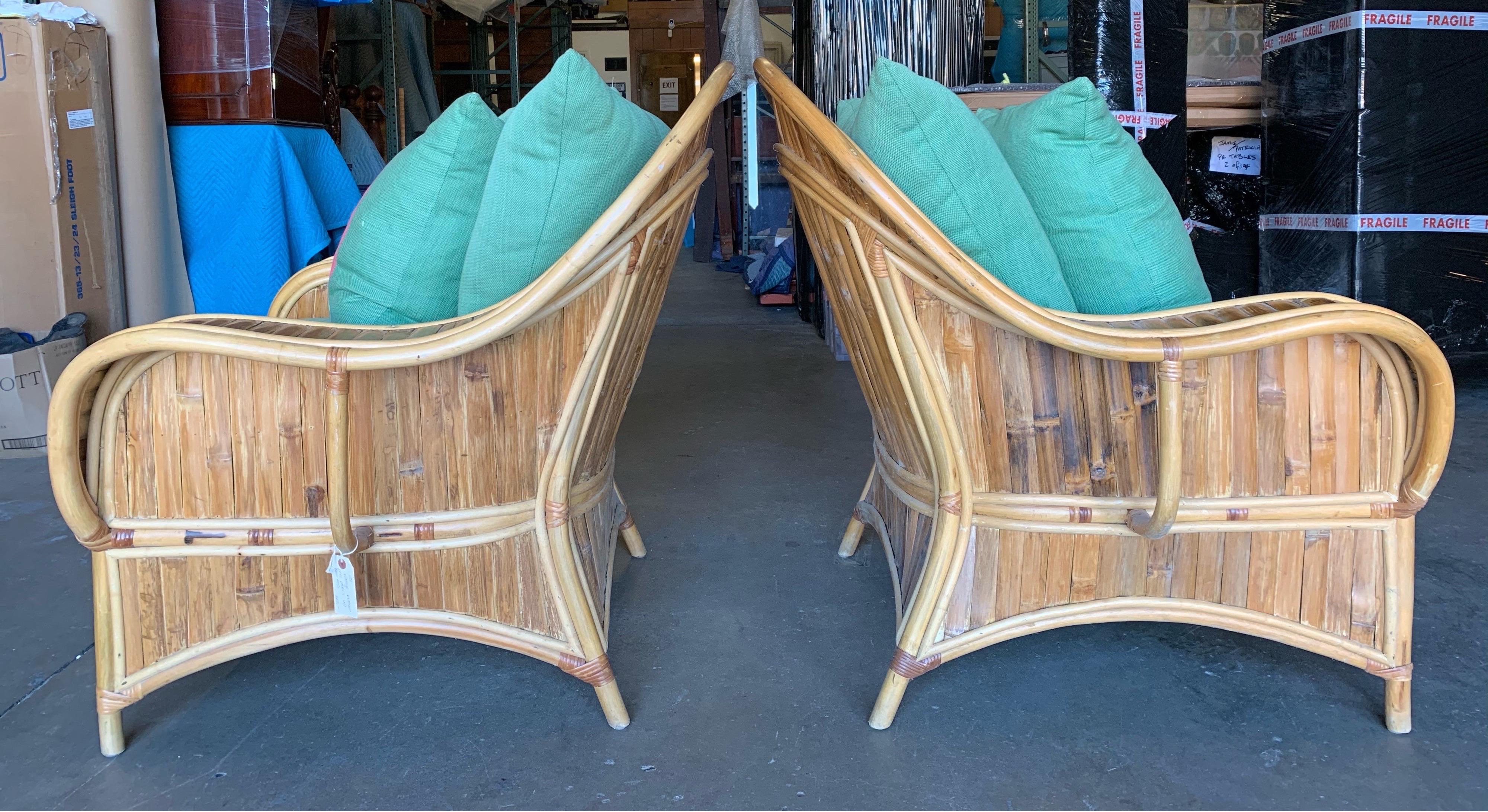 Grande paire de fauteuils club en rotin vintage Bon état - En vente à Charleston, SC