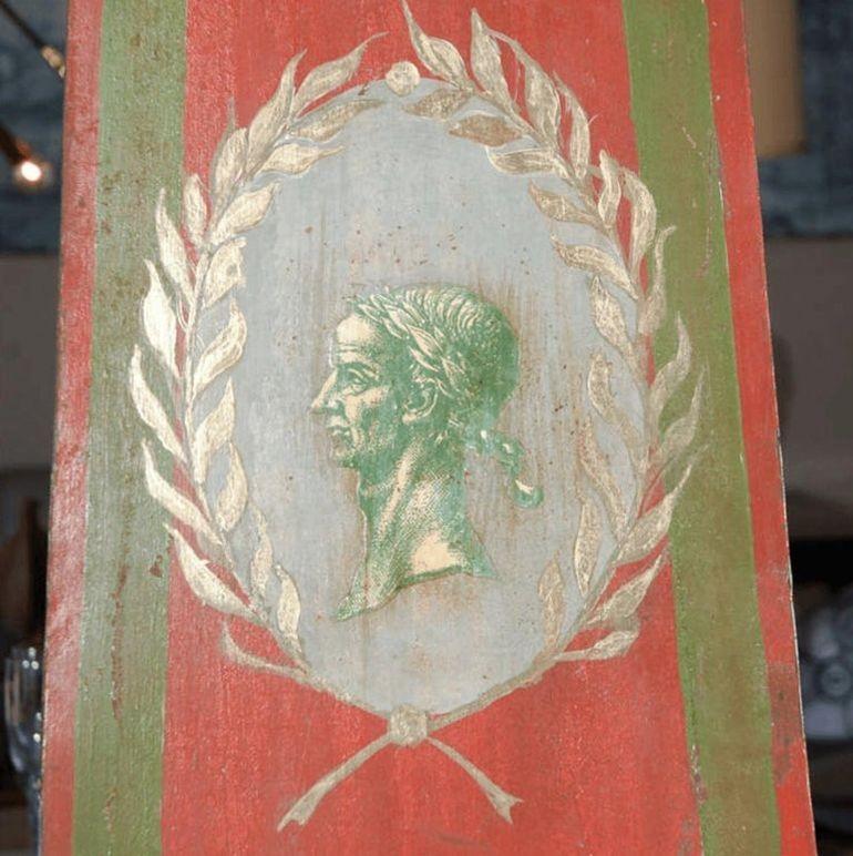 Grande paire d'obélisques Vintage By en rouge, vert et or. Italie, 20e siècle. Bon état - En vente à Los Angeles, CA