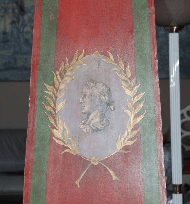 Milieu du XXe siècle Grande paire d'obélisques Vintage By en rouge, vert et or. Italie, 20e siècle. en vente