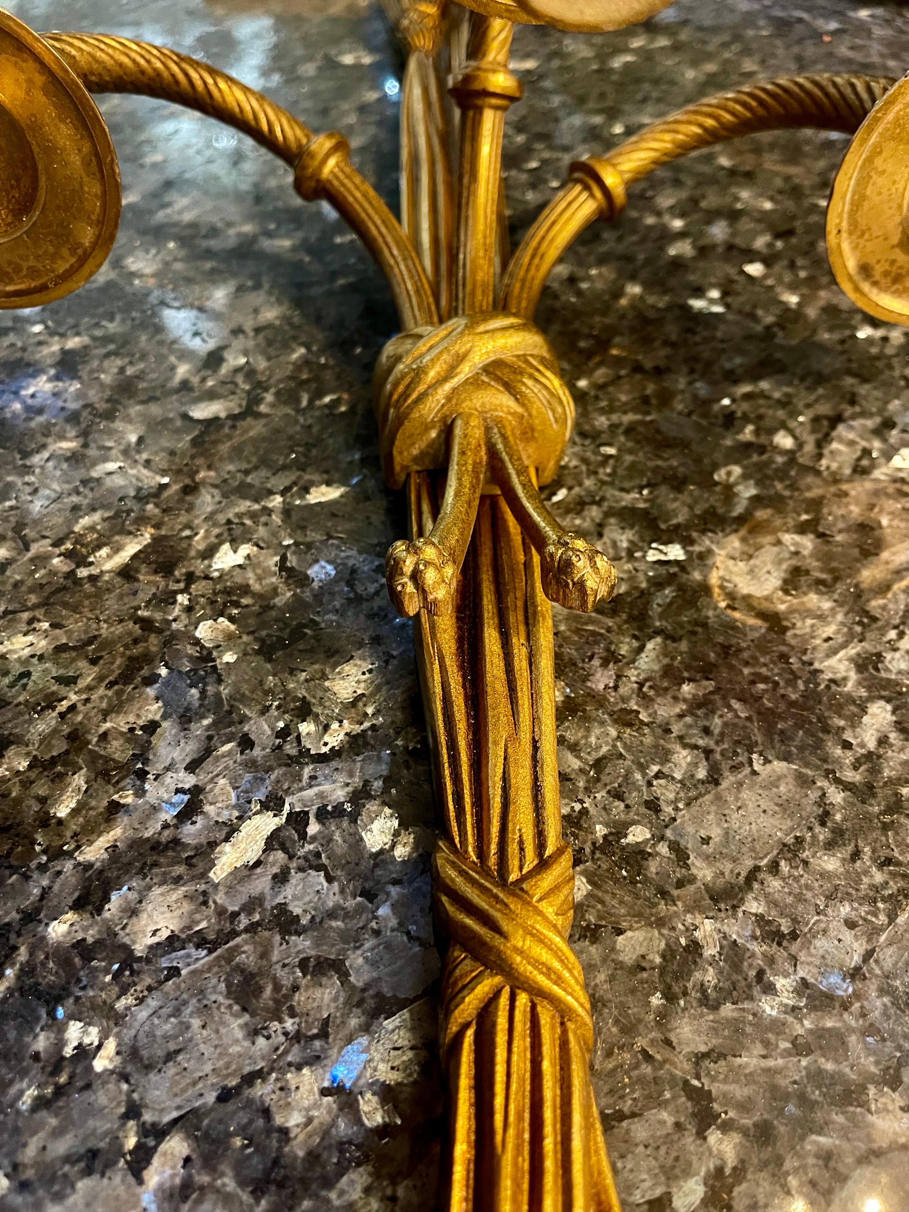 Pareja de apliques de bronce dorado estilo Luis XVI de la primera mitad del siglo XX.
Este modelo de apliques de gran clase tiene un tirador iluminado. Modelo de los grandes hoteles y grandes brasseries europeas con decoración francesa en Europa y