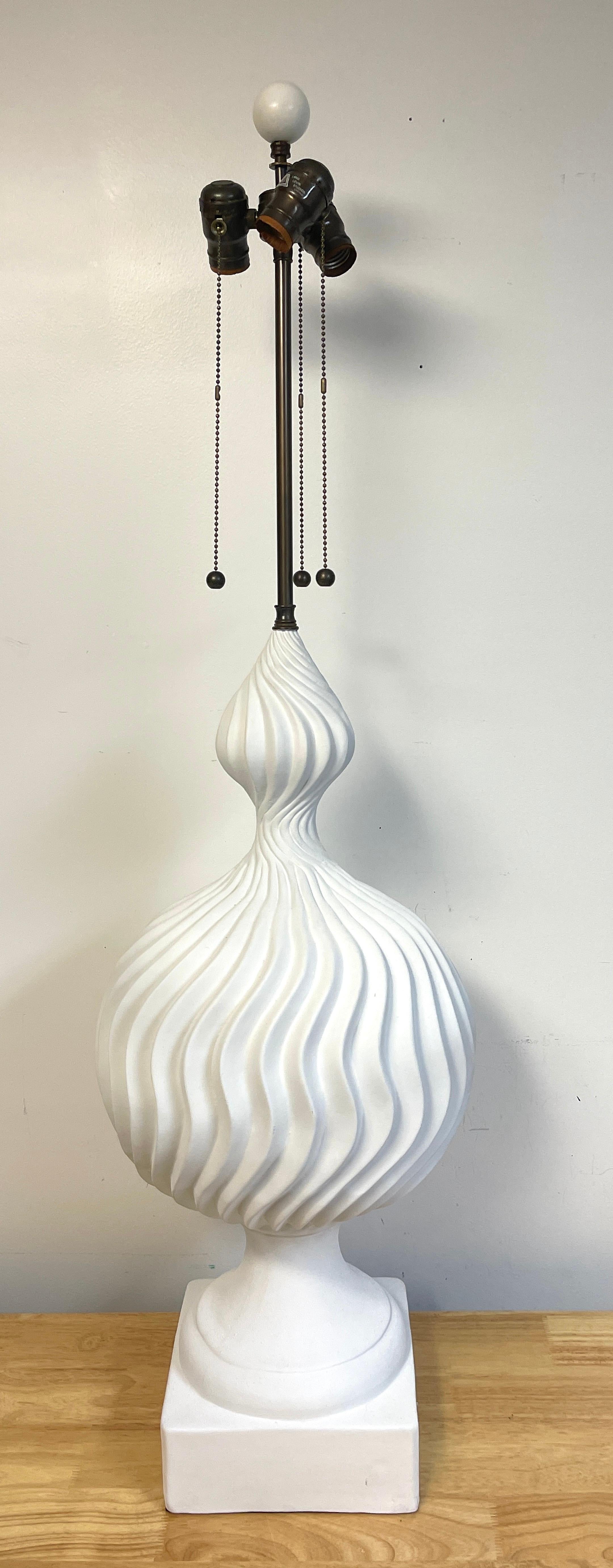 Américain Paire de grandes lampes d'orbe sculpturales en plâtre laqué blanc, par Lang Levin en vente