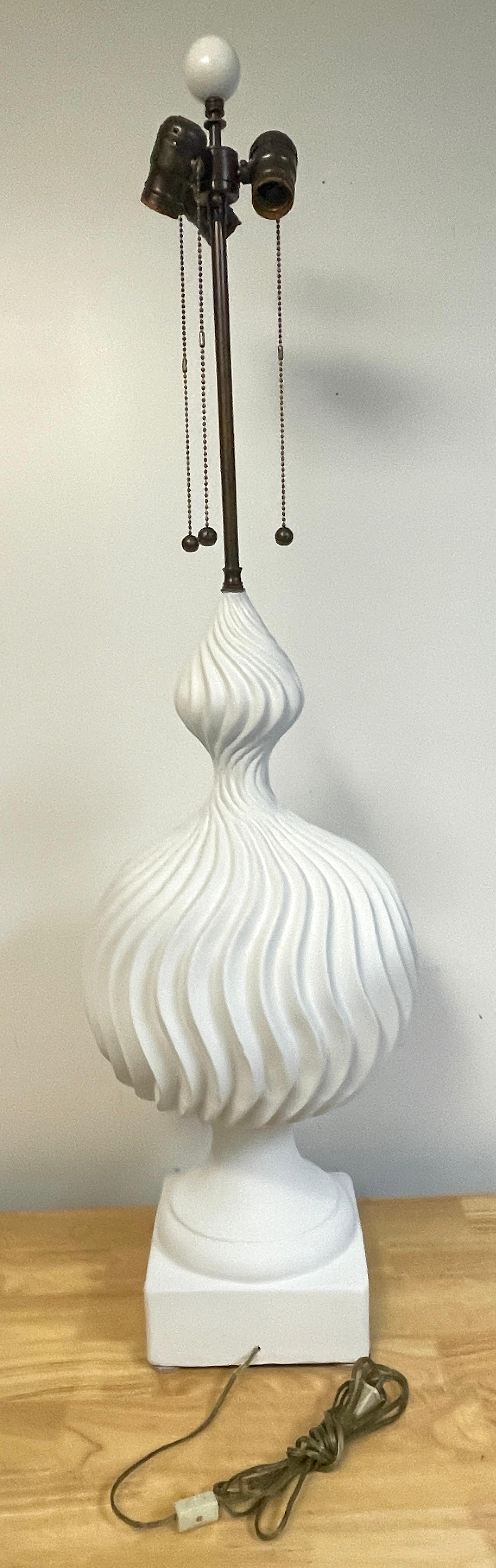 Paire de grandes lampes d'orbe sculpturales en plâtre laqué blanc, par Lang Levin Bon état - En vente à West Palm Beach, FL