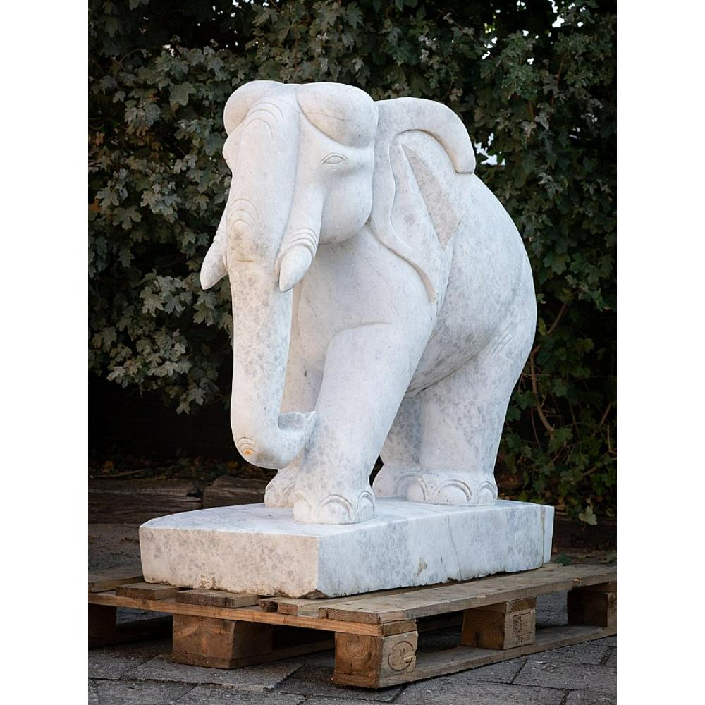 Material: marble
103 cm high 
51 cm wide and 107 cm deep
Originating from Burma
Both hand carved from a single block of white marble
Estimated weight : 500 kg / each
Very beautiful pair !
Can be shipped worldwide

