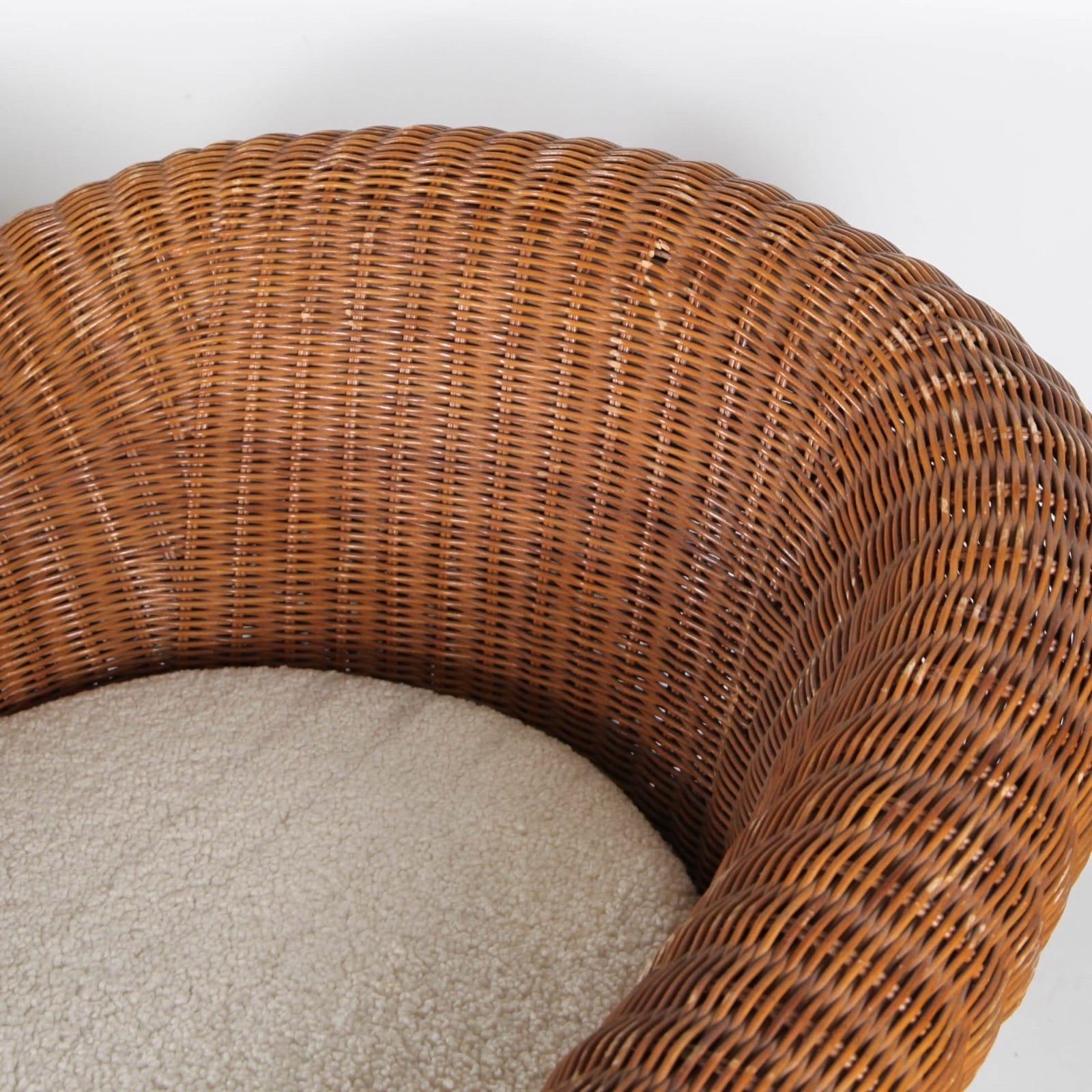 Large pair of wicker bergere chairs from the seventies.
Probably Italian, they are very comfortable with their newly reupholstered cream white bouclé fabric cushions.
Beautiful work of hand woven wicker.