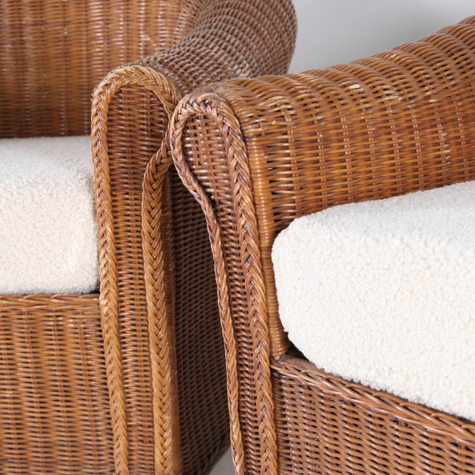 Large pair of wicker bergere chairs In Good Condition In Isle Sur Sorgue, FR