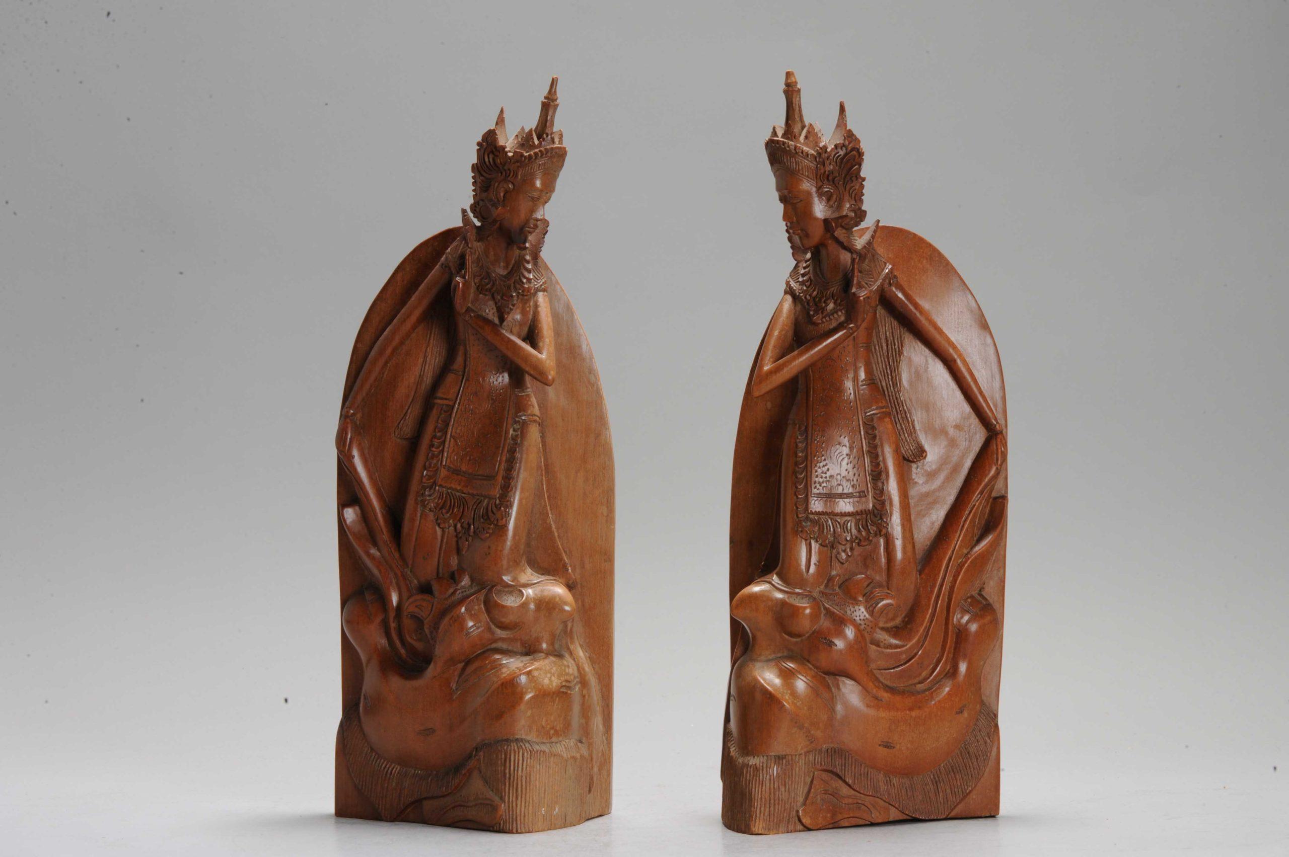 Ils sont utilisés dans notre bureau. Des présentoirs de livres parfaits, de grande taille et de grande forme.

Condit
Petits signes d'âge comme des rayures. Les deux chapeaux sont légèrement endommagés. Taille 29CM de hauteur
Période
20ème siècle 
