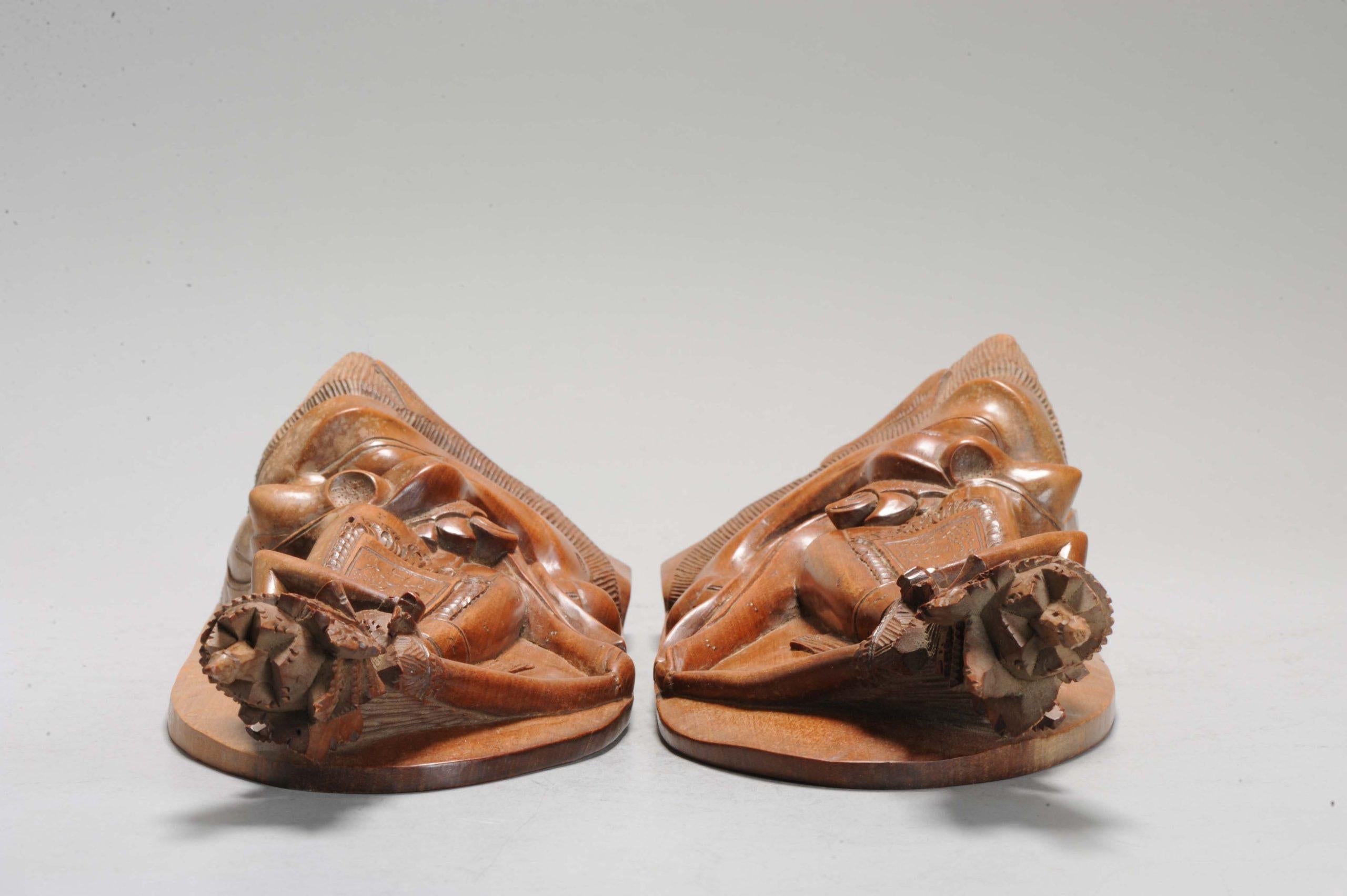 Grande coppia di leggio indonesiano intagliato in legno Intaglio di alta qualità In condizioni buone in vendita a Amsterdam, Noord Holland