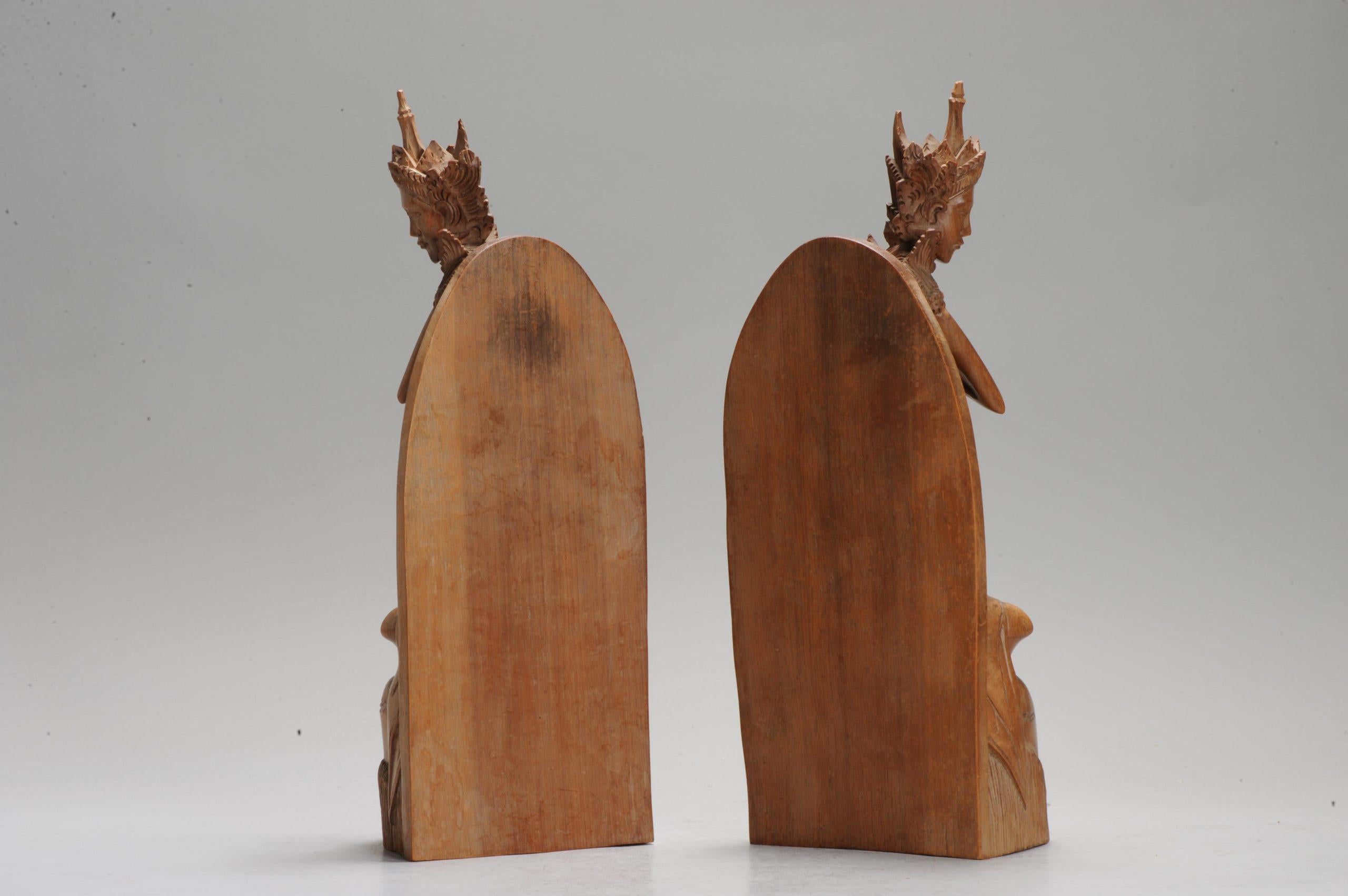 Sculpté Grande paire de bibliothèques indonésiennes sculptées de qualité supérieure en vente
