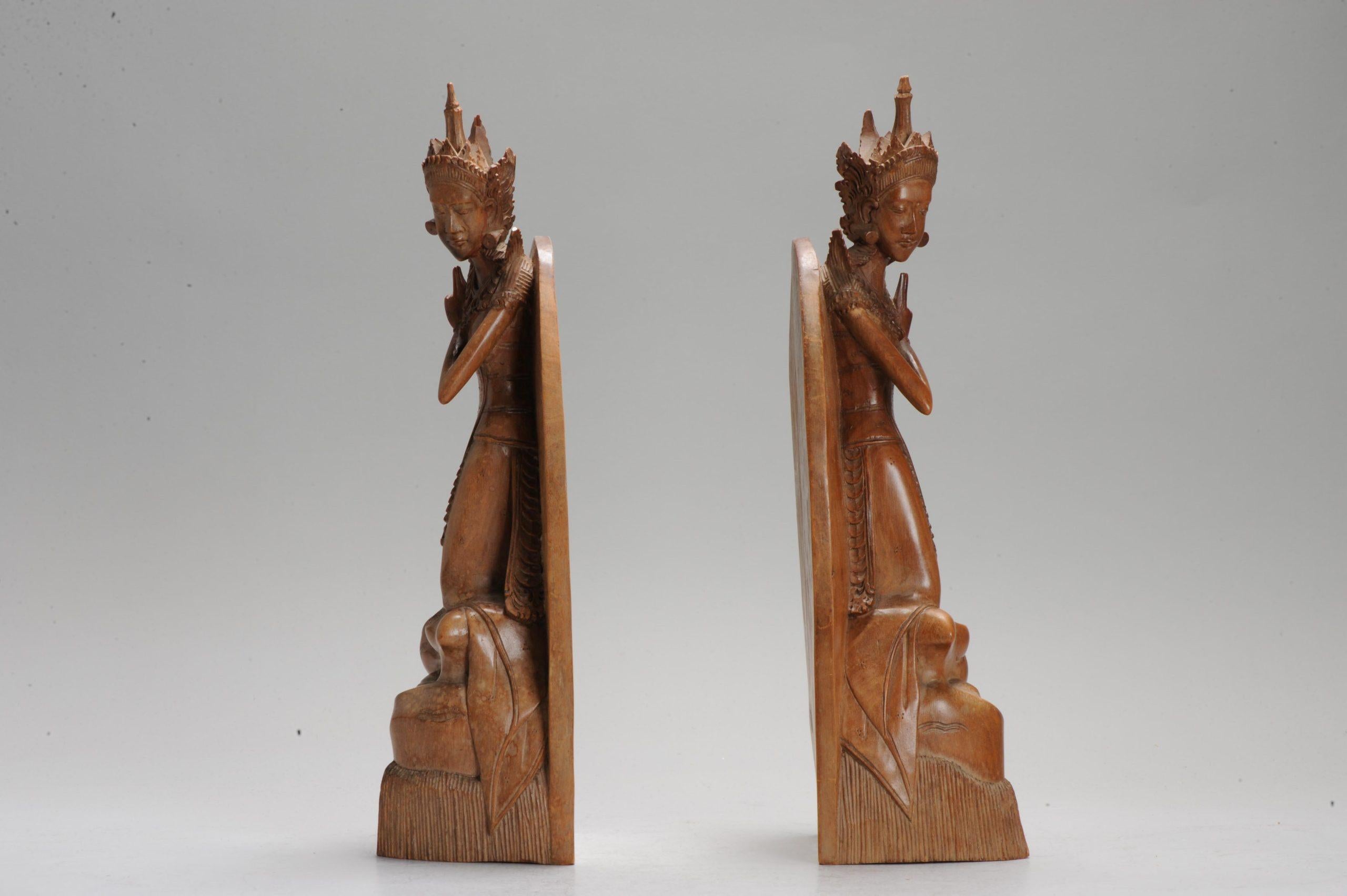 Bois Grande paire de bibliothèques indonésiennes sculptées de qualité supérieure en vente