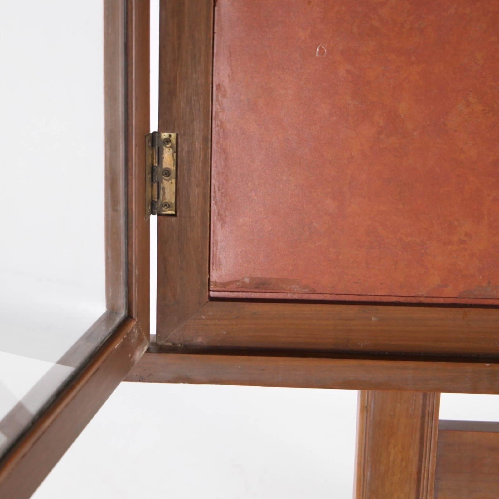 Pareja grande de vitrinas de madera en venta 6