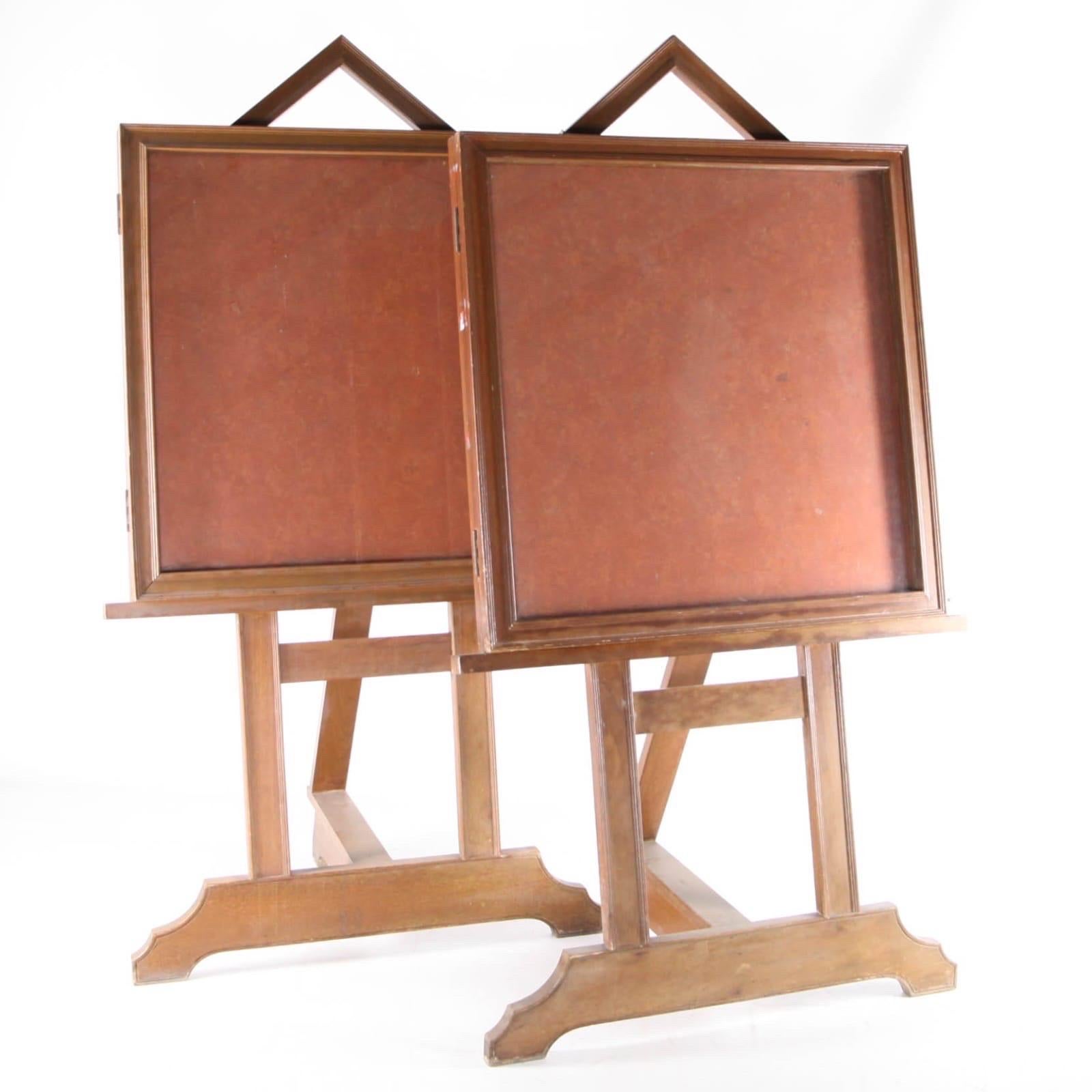 Pareja grande de vitrinas de madera en venta 7
