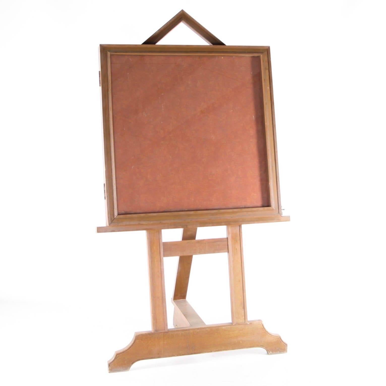 Rara pareja de grandes vitrinas de madera de principios del siglo XX. Perfecto para exponer colecciones (joyas, monedas, dibujos, etc.) o los menús de un restaurante?
¡Muy decorativo y raro!