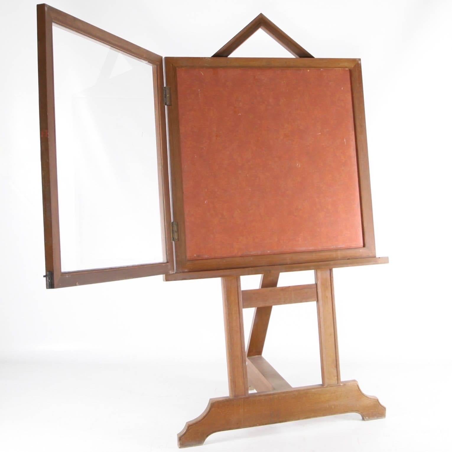 Pareja grande de vitrinas de madera en venta 4