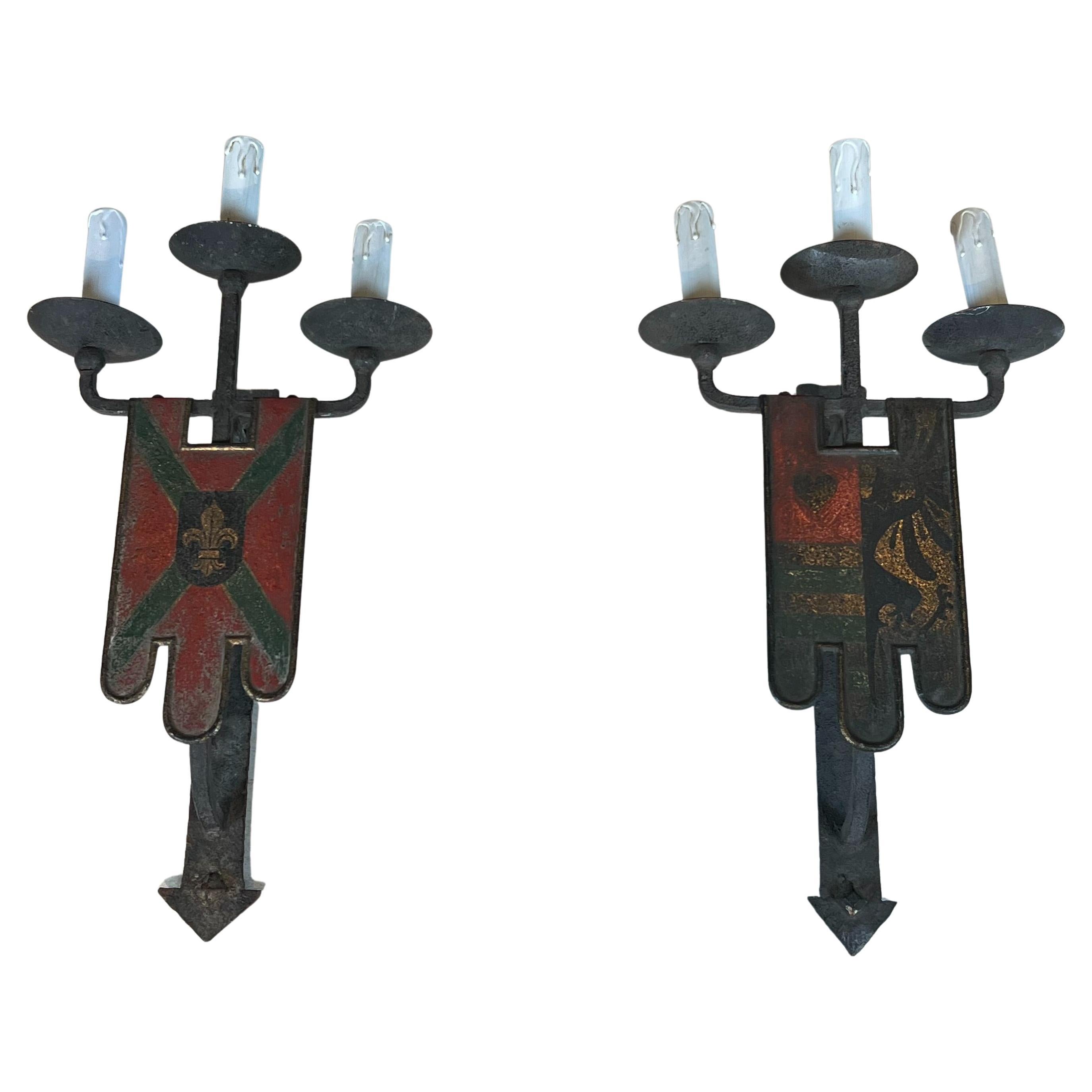 Grande coppia di appliques in ferro battuto con stemma e bracci a tre luci in vendita