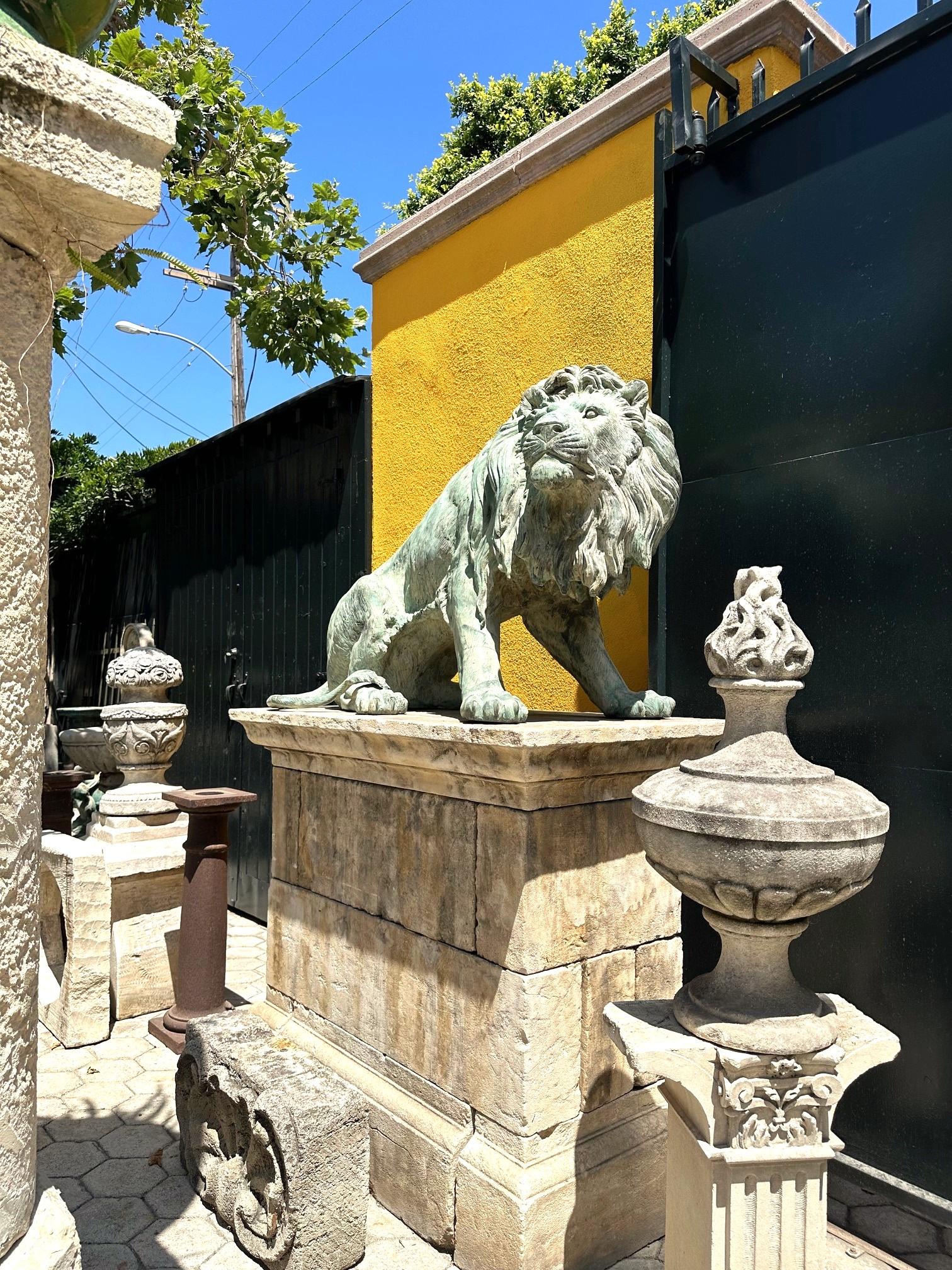 Grande paire de statues en bronze patiné grandeur nature Sculpture de grands félins régaliens Lions en vente 3