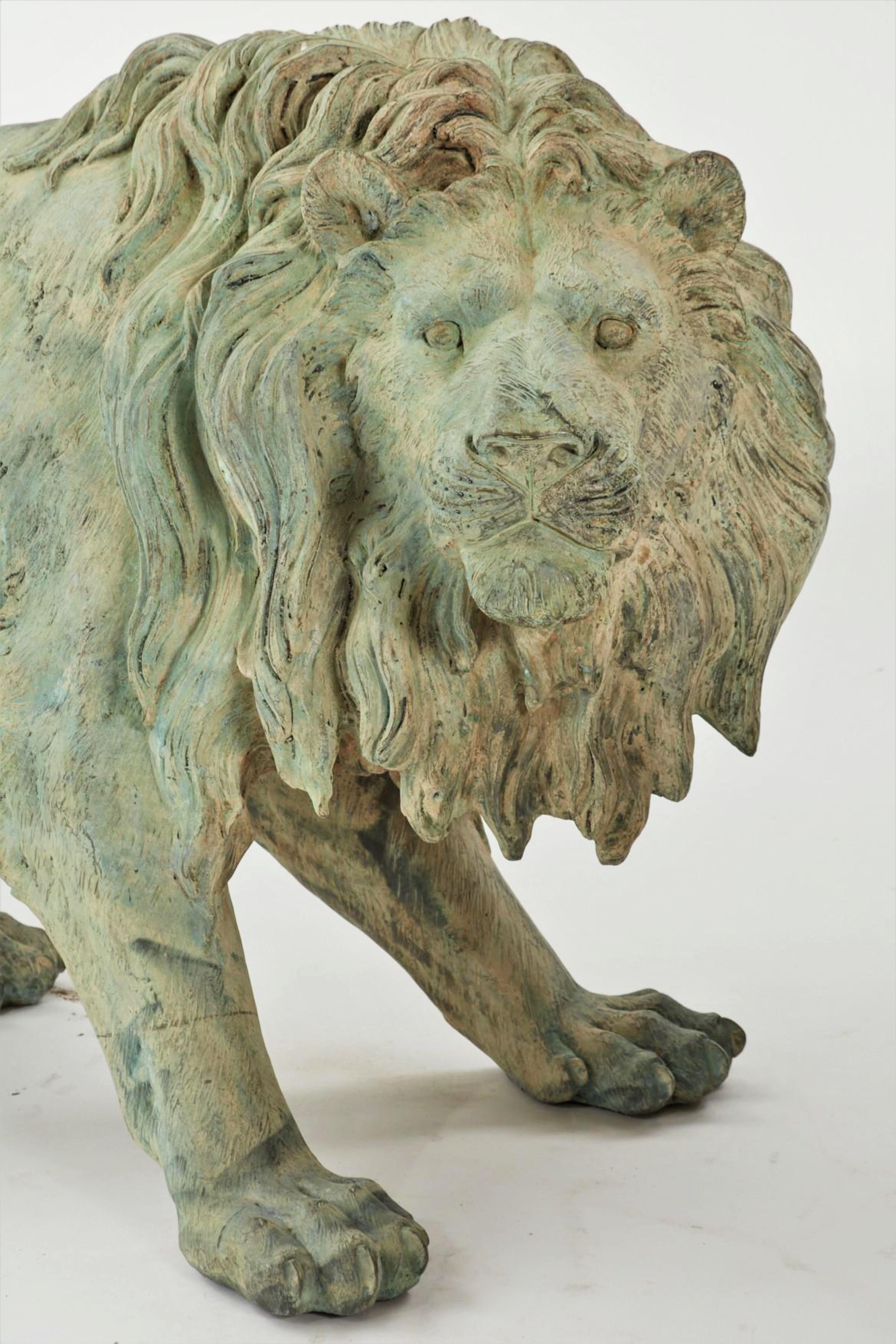 Grande paire de statues en bronze patiné grandeur nature Sculpture de grands félins régaliens Lions en vente 9