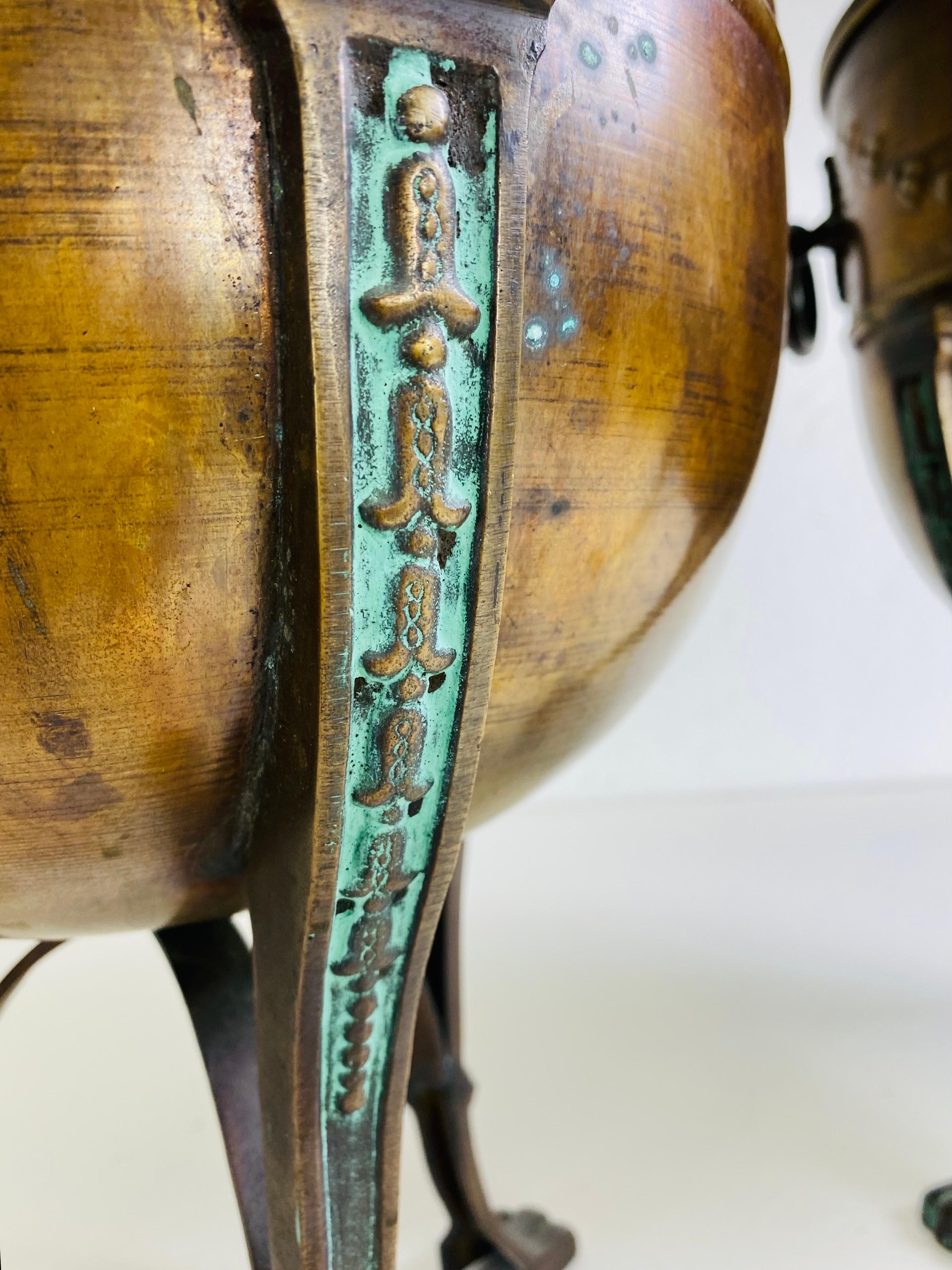Sconosciuto Coppia di grandi cachepot in rame in stile Regency con coperchio. in vendita