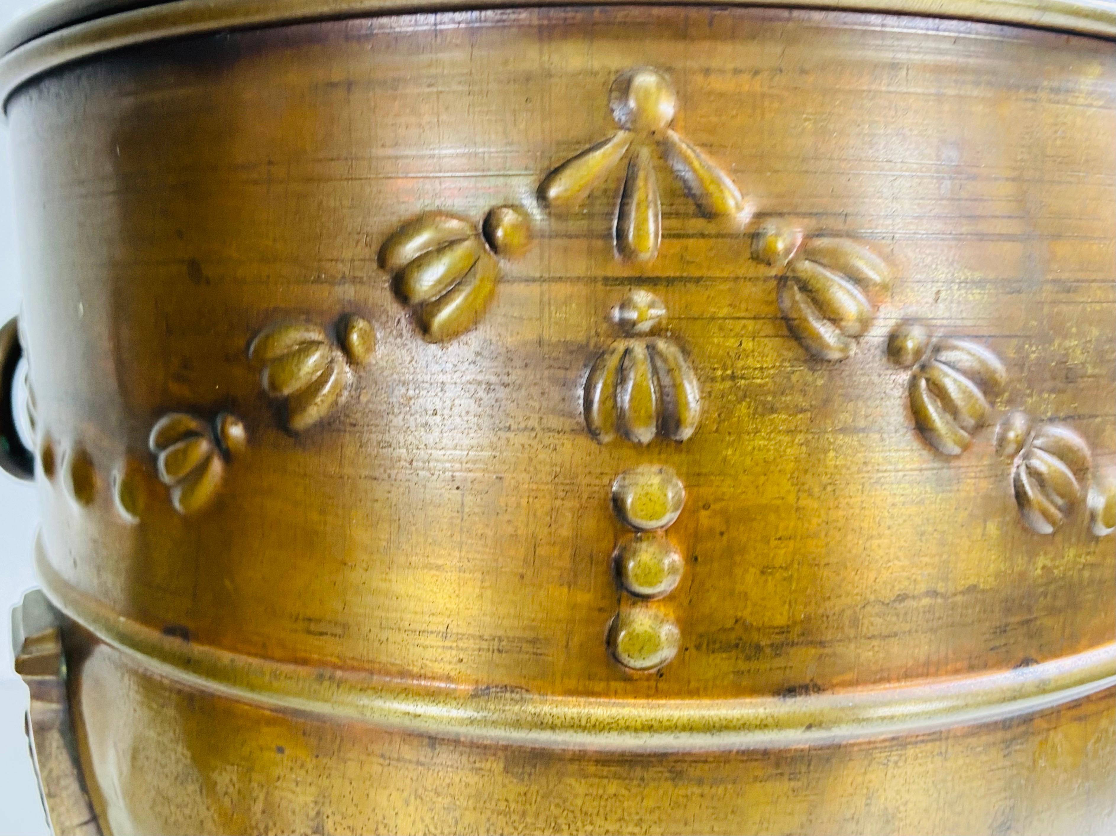 Fatto a mano Coppia di grandi cachepot in rame in stile Regency con coperchio. in vendita