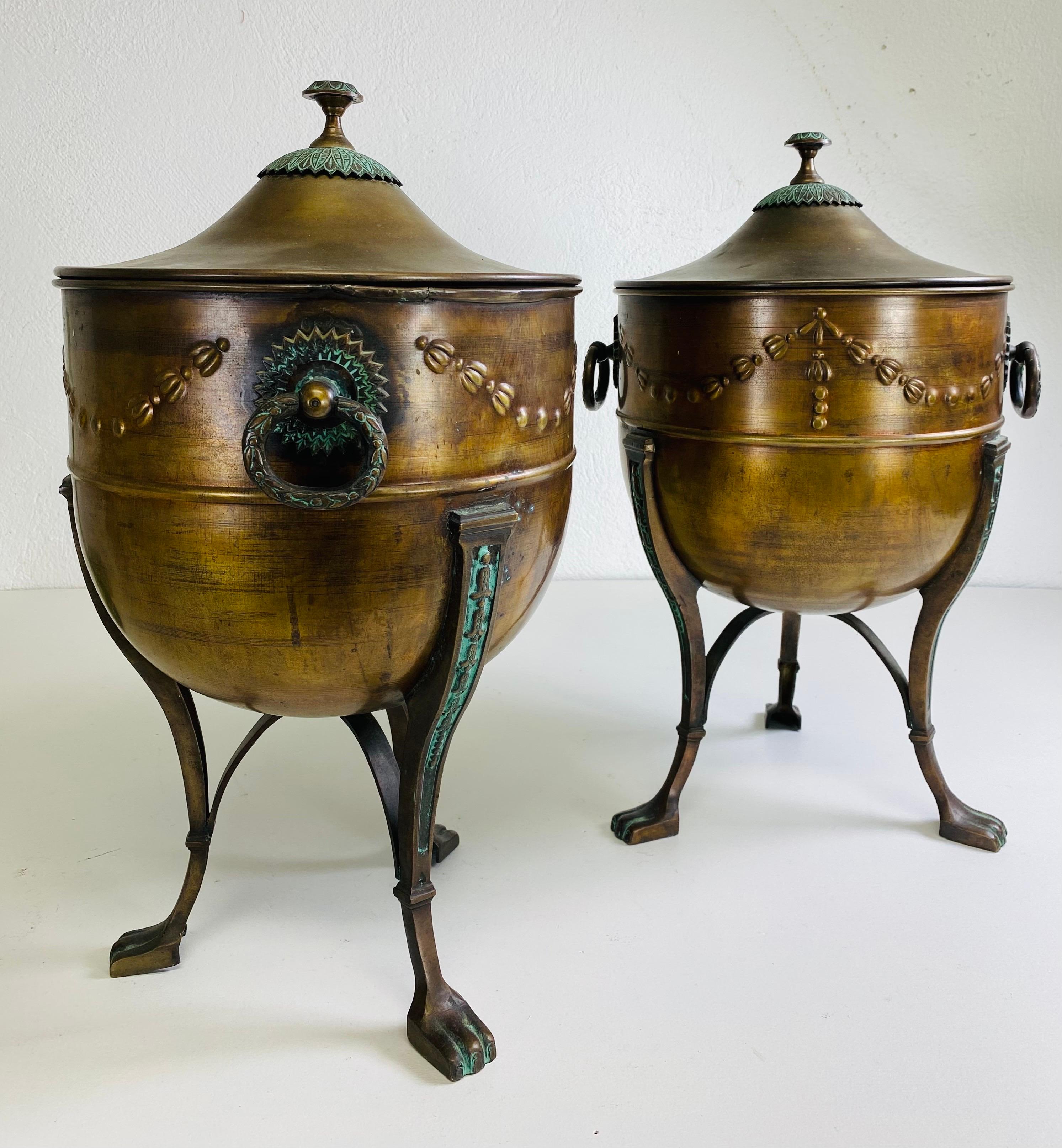 Coppia di grandi cachepot in rame in stile Regency con coperchio. In condizioni buone in vendita a Allentown, PA