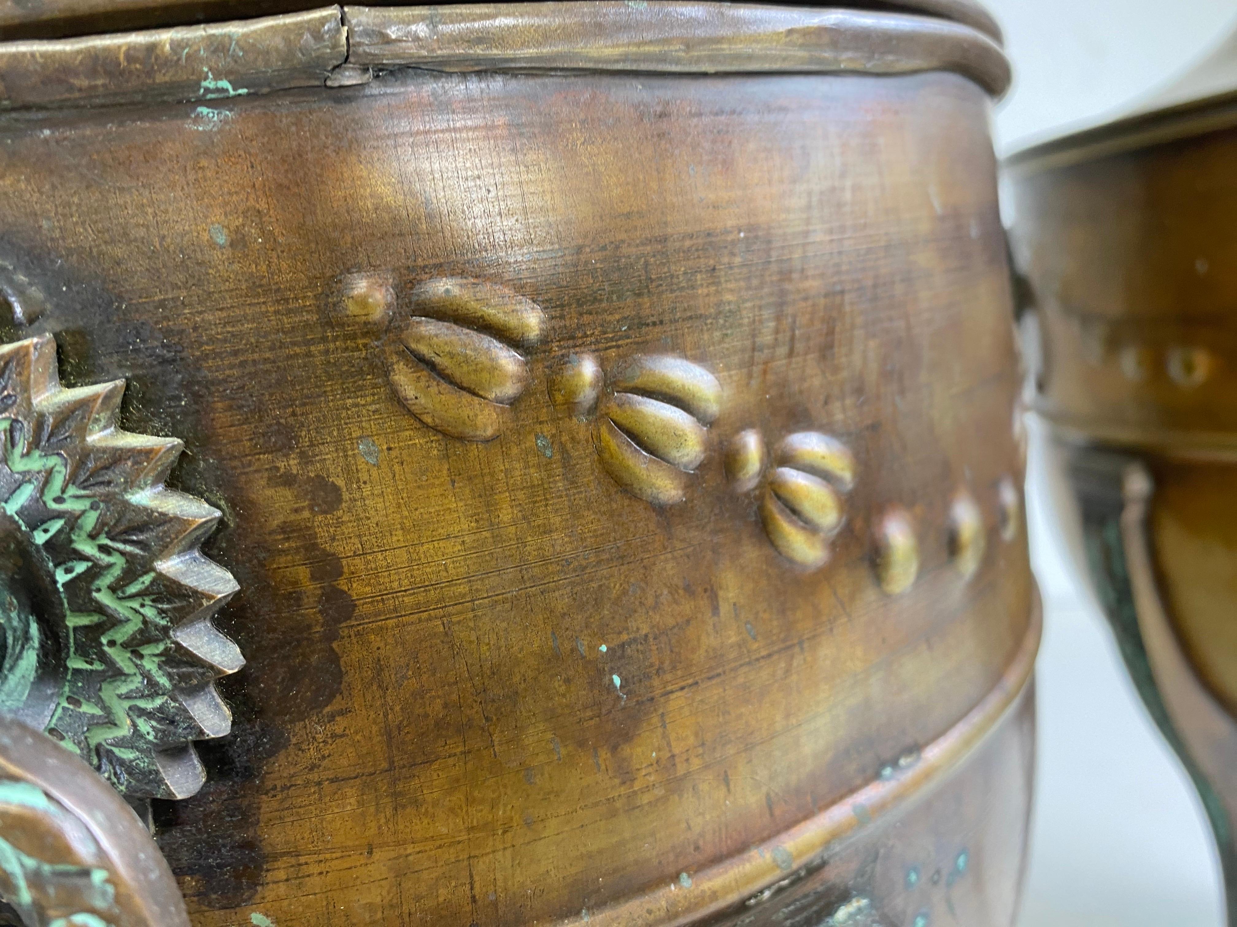 Rame Coppia di grandi cachepot in rame in stile Regency con coperchio. in vendita