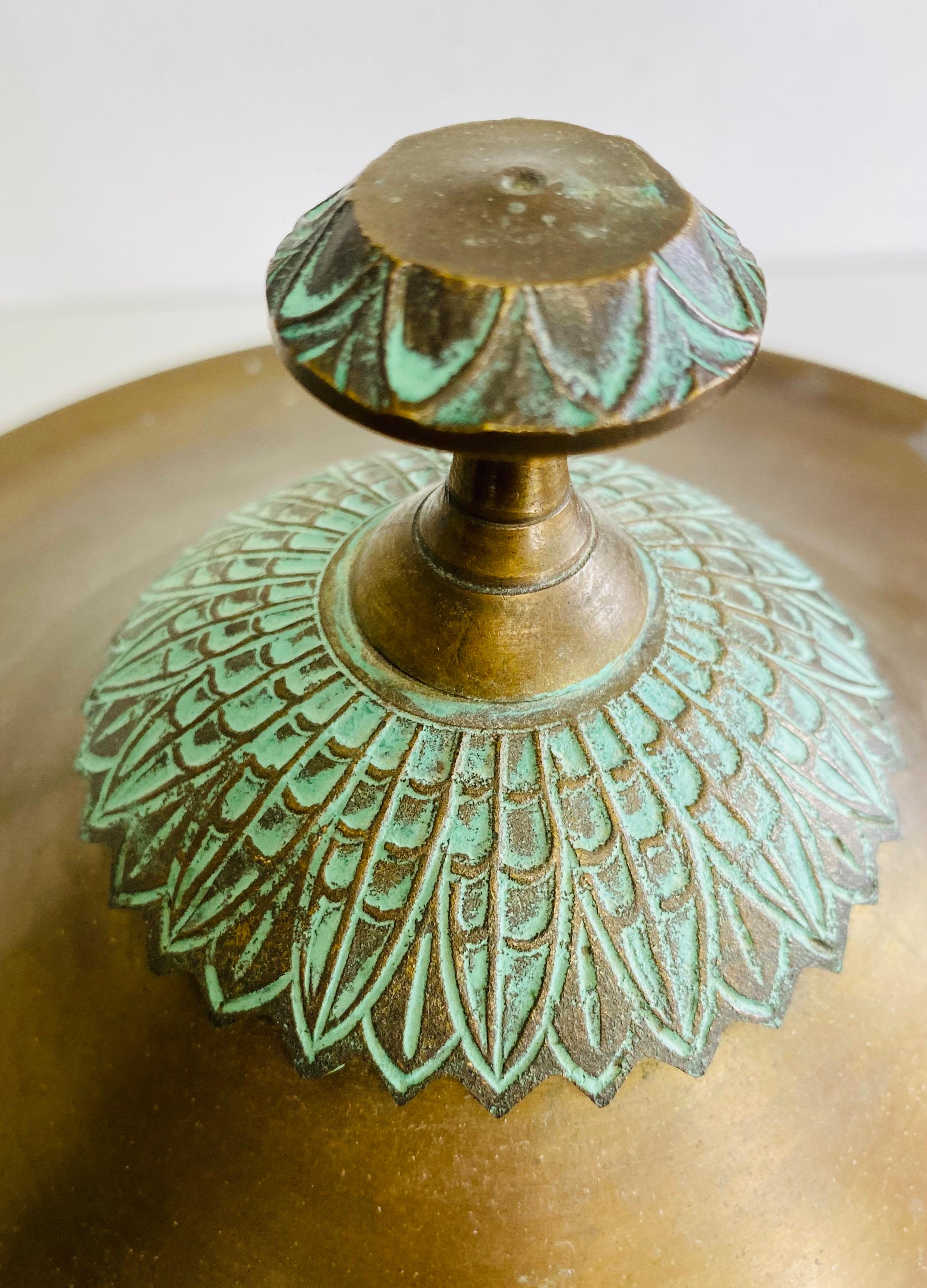 Coppia di grandi cachepot in rame in stile Regency con coperchio. in vendita 1