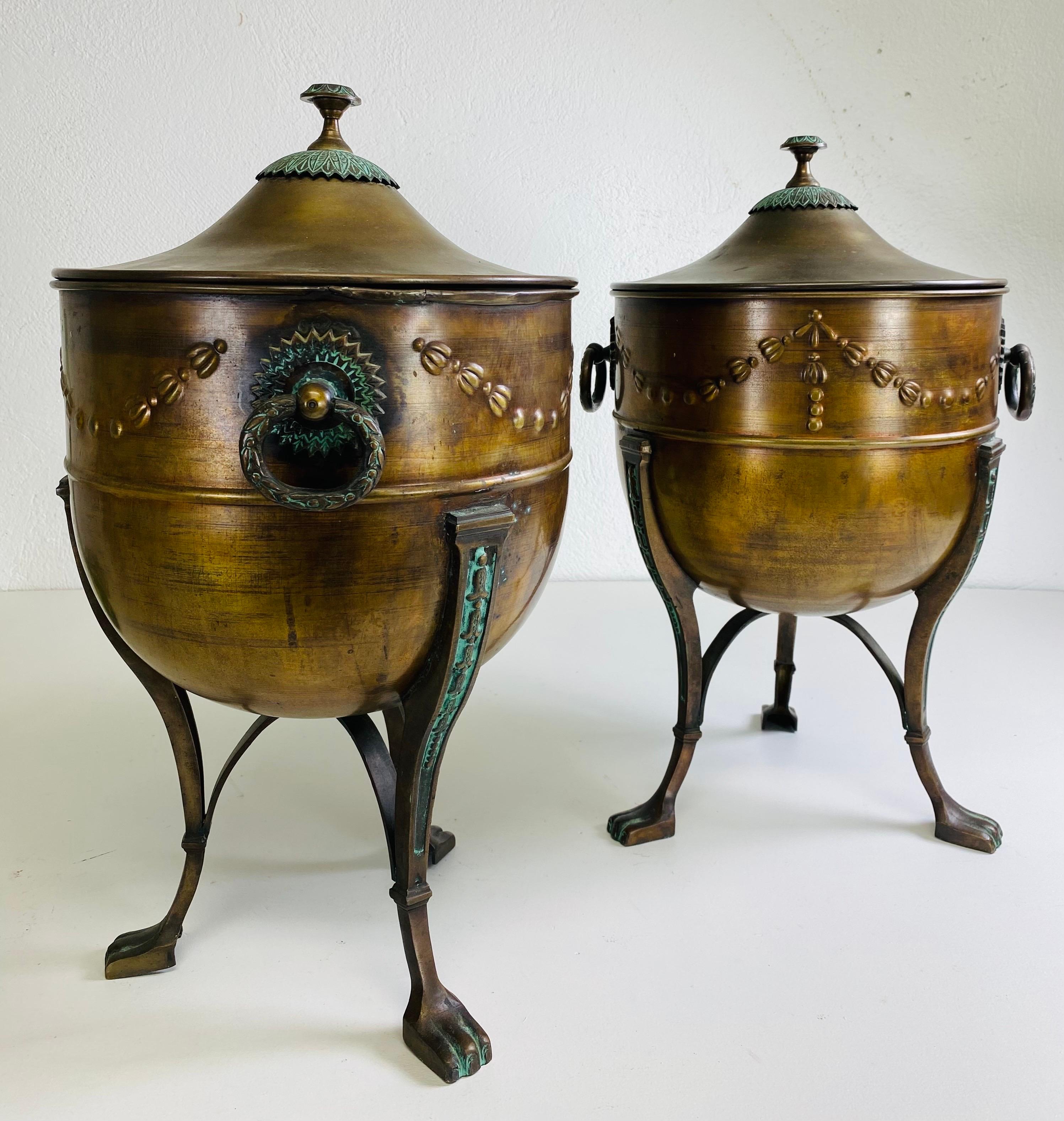Coppia di grandi cachepot in rame in stile Regency con coperchio. in vendita 2