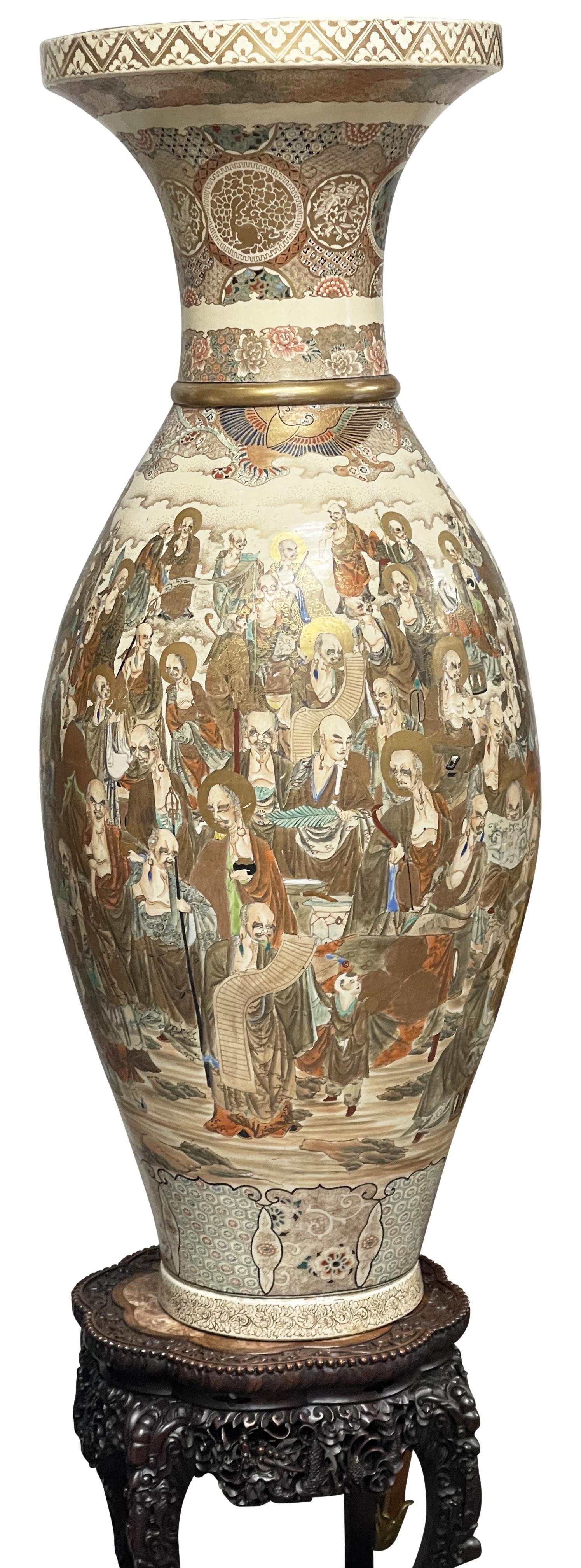 Grande coppia di vasi Satsuma su supporti in legno duro, circa 1880. 186 cm in vendita 3
