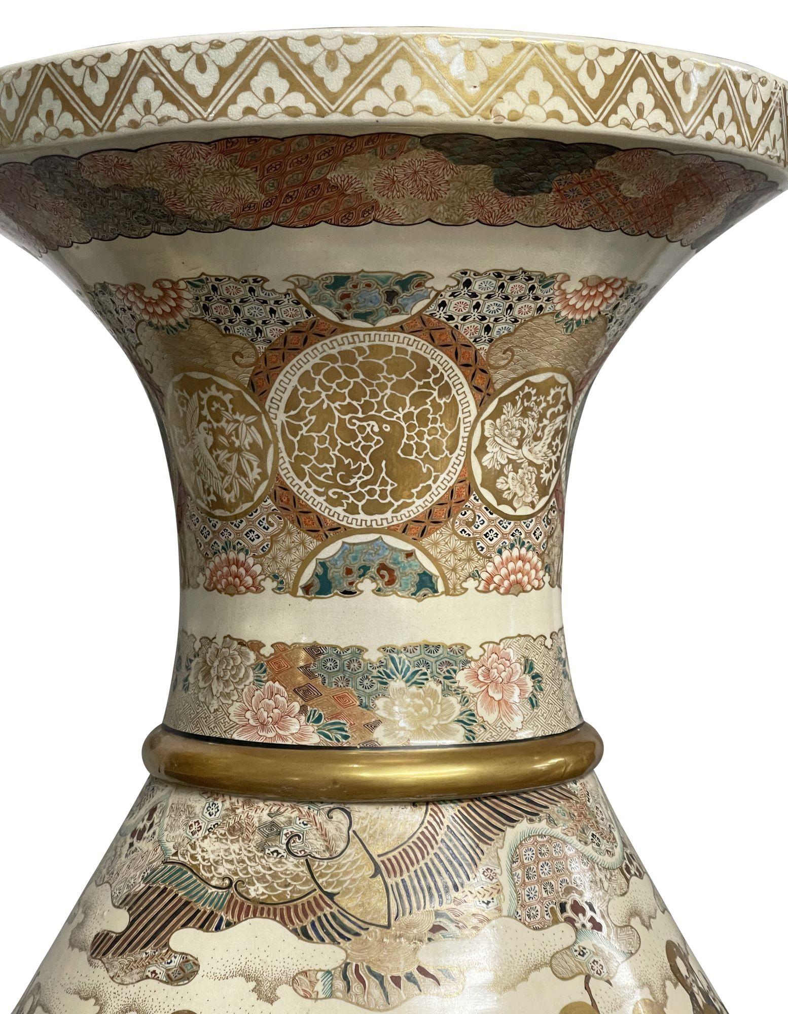 Grande coppia di vasi Satsuma su supporti in legno duro, circa 1880. 186 cm in vendita 4
