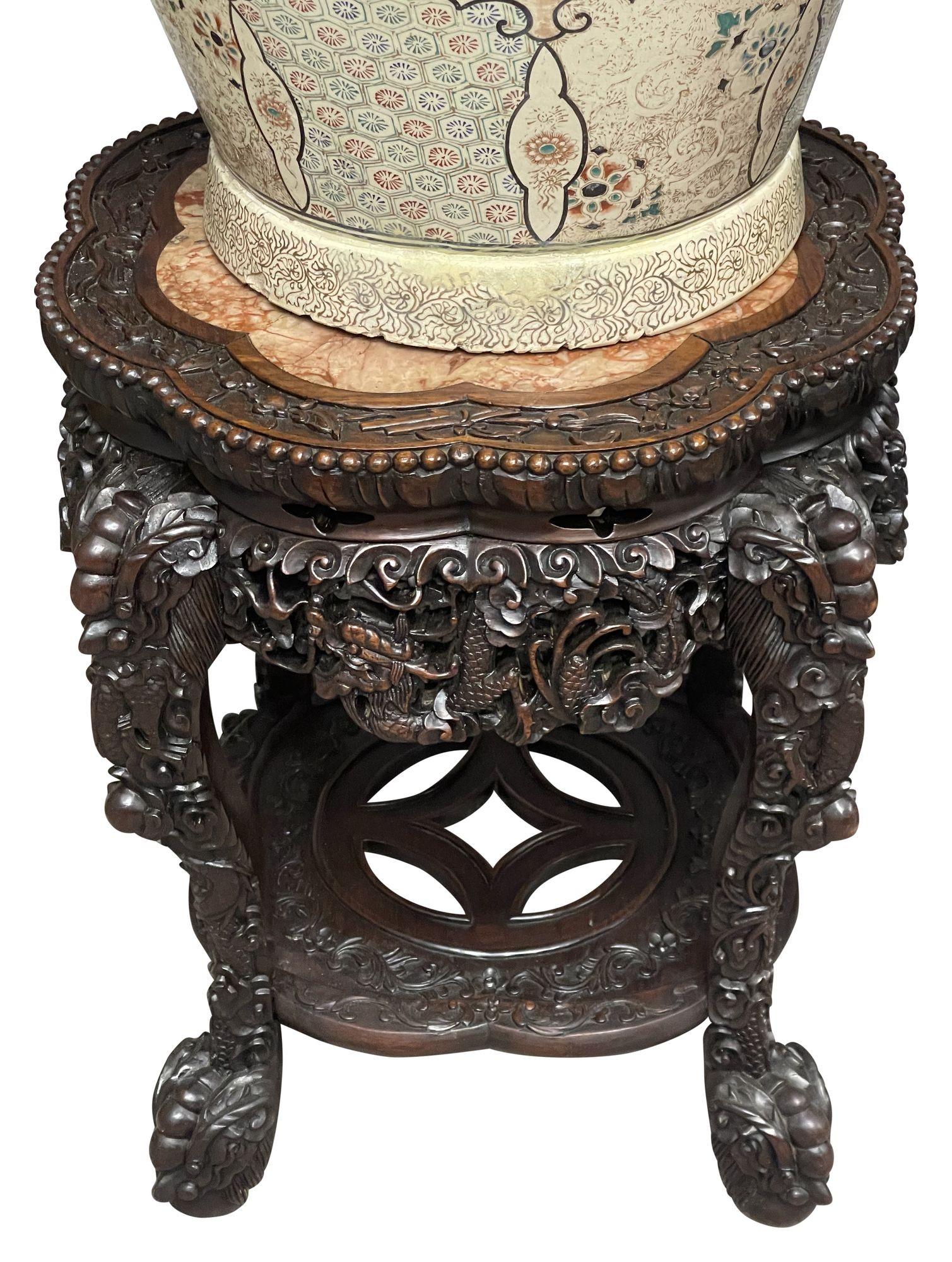 Grande coppia di vasi Satsuma su supporti in legno duro, circa 1880. 186 cm in vendita 10