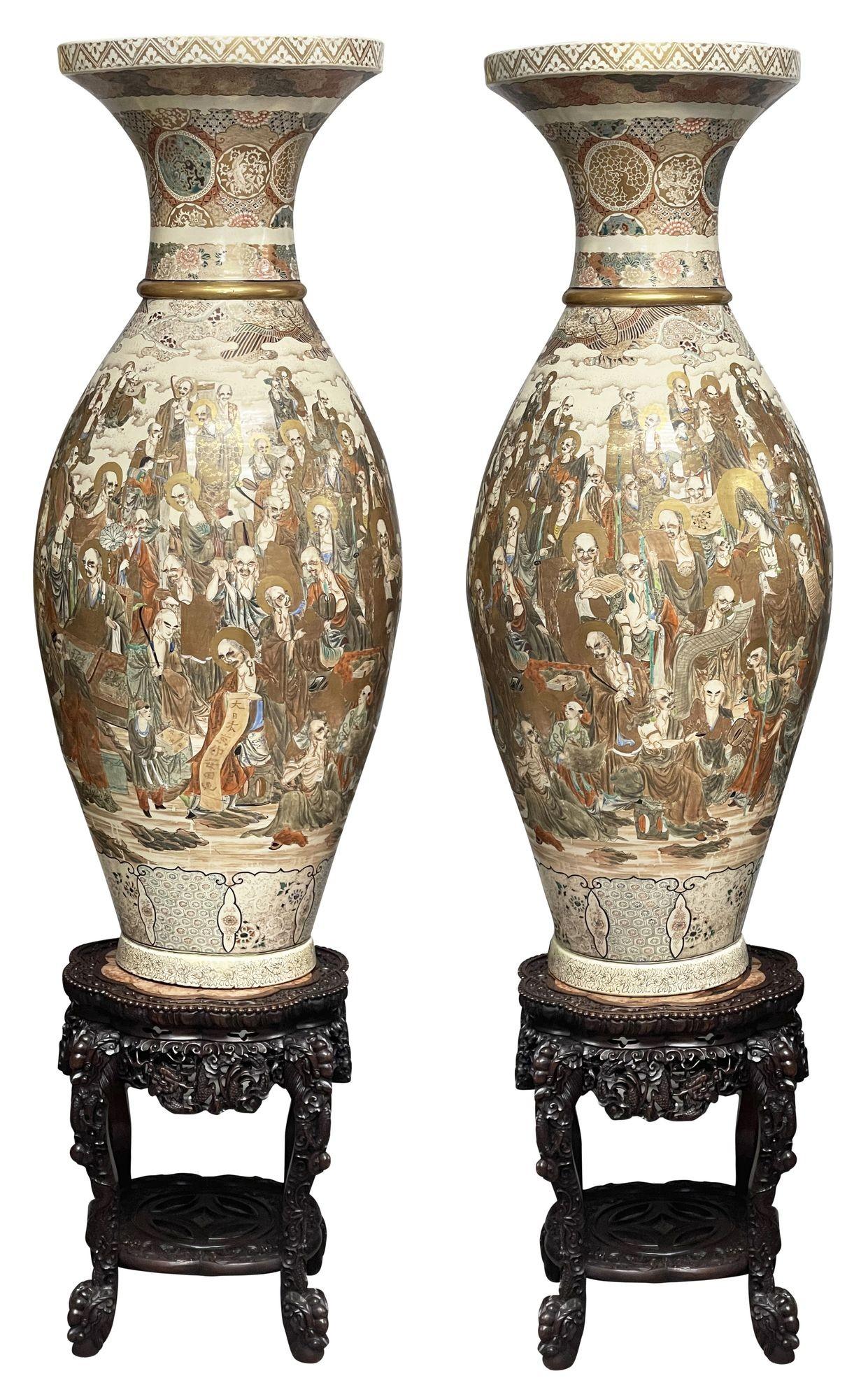 Un'imponente coppia di vasi in porcellana giapponese del periodo Meiji (1868-1912) di Satsuma. Ognuno con meravigliosi motivi decorativi dipinti a mano ai bordi e numerosi studiosi e dignitari intorno.
Si erge su una coppia di supporti in legno duro