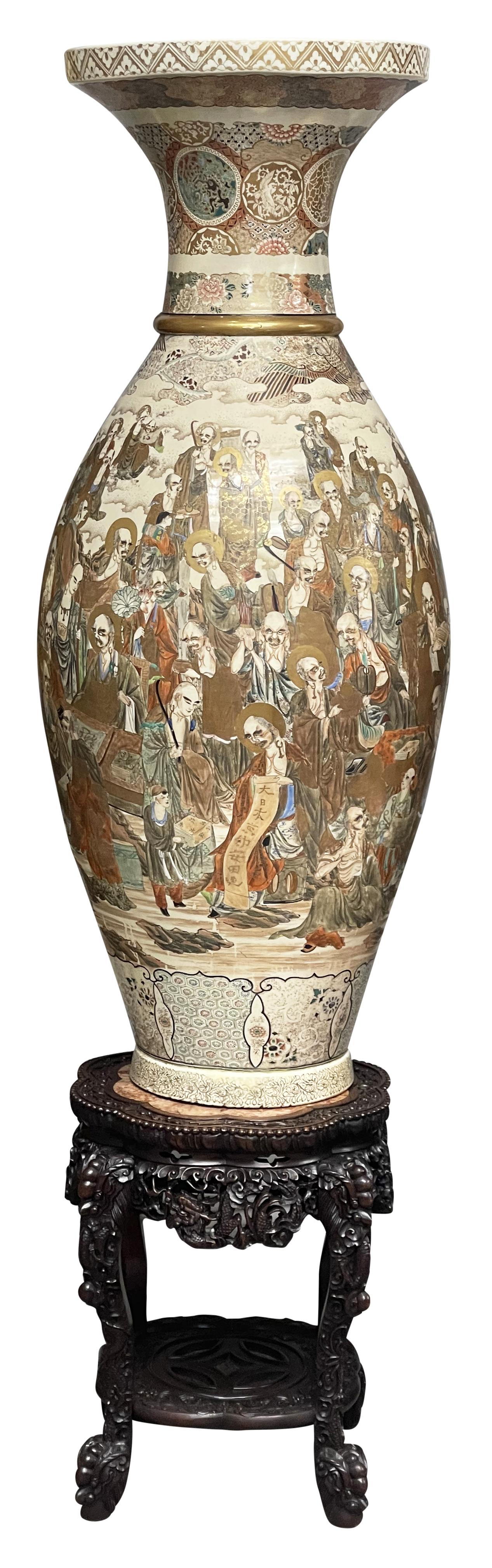 Giapponese Grande coppia di vasi Satsuma su supporti in legno duro, circa 1880. 186 cm in vendita