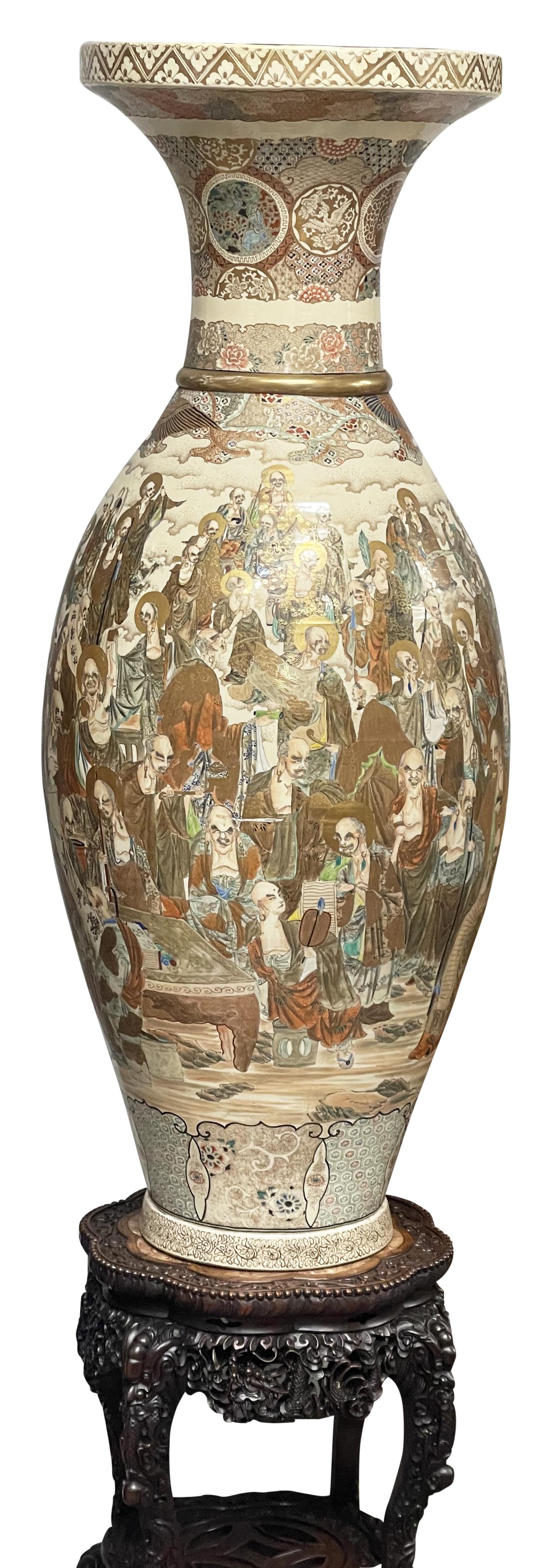 Dipinto a mano Grande coppia di vasi Satsuma su supporti in legno duro, circa 1880. 186 cm in vendita