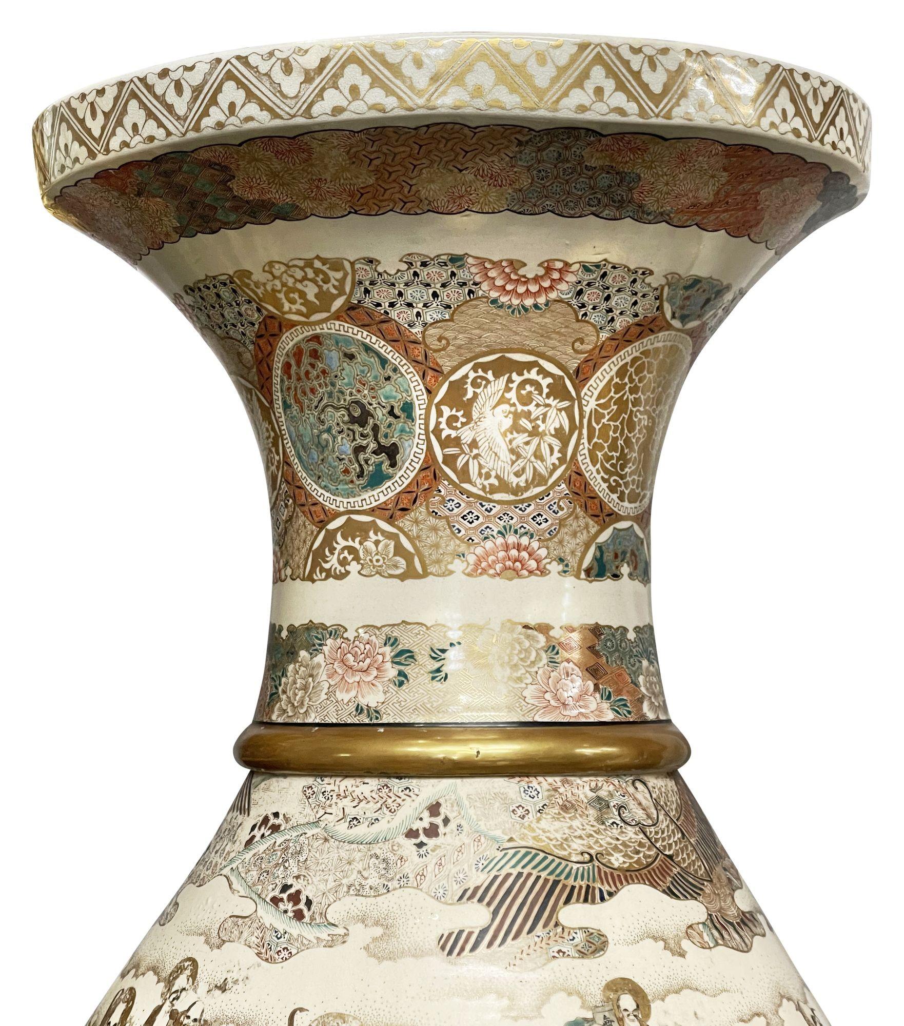 Grande coppia di vasi Satsuma su supporti in legno duro, circa 1880. 186 cm In condizioni buone in vendita a Brighton, Sussex