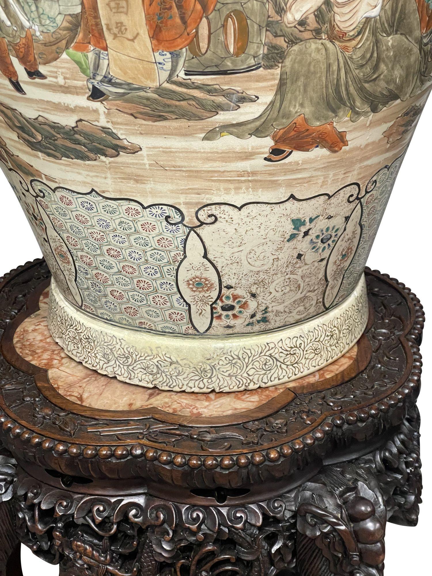 XIX secolo Grande coppia di vasi Satsuma su supporti in legno duro, circa 1880. 186 cm in vendita