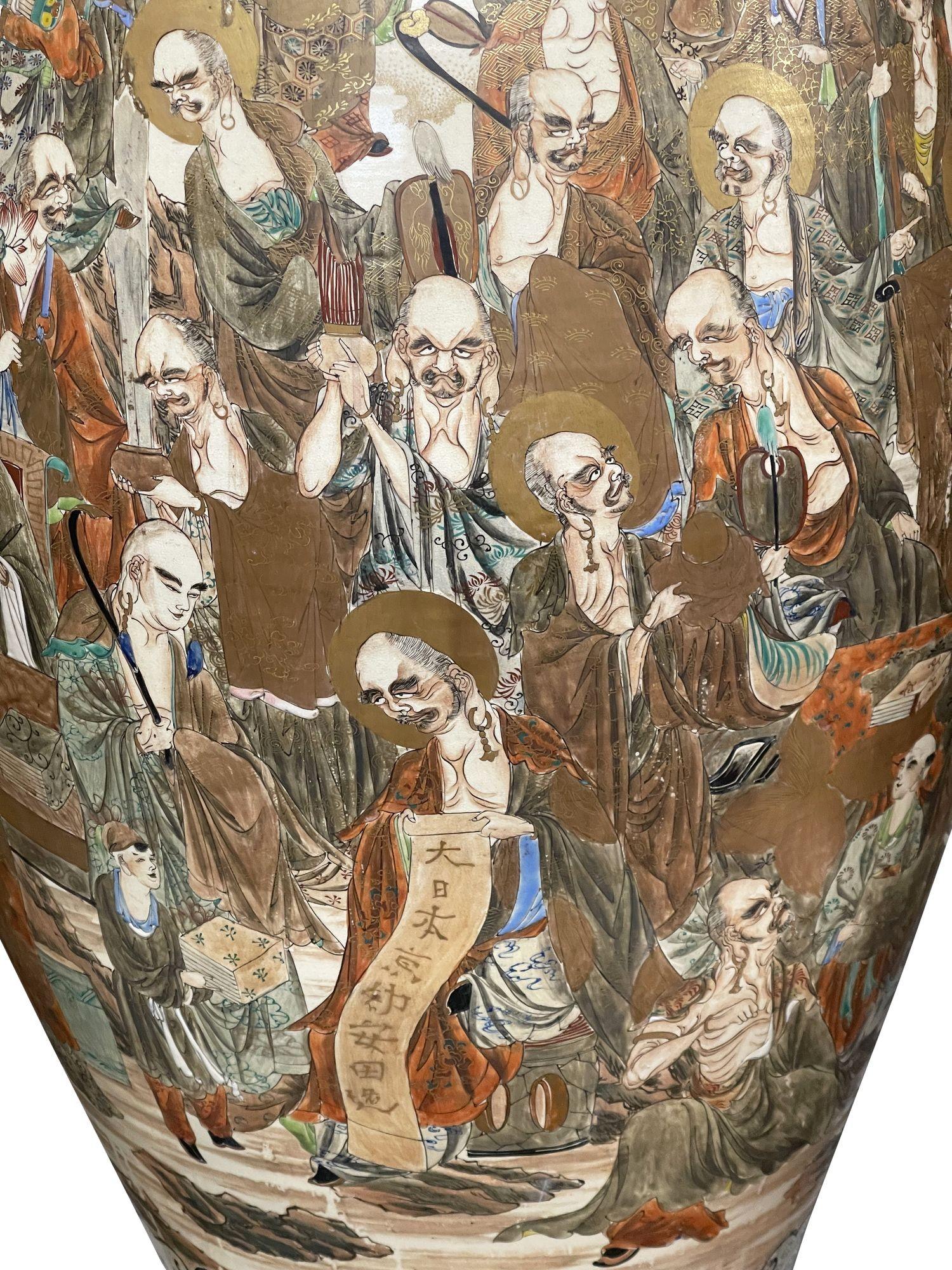 Porcellana Grande coppia di vasi Satsuma su supporti in legno duro, circa 1880. 186 cm in vendita