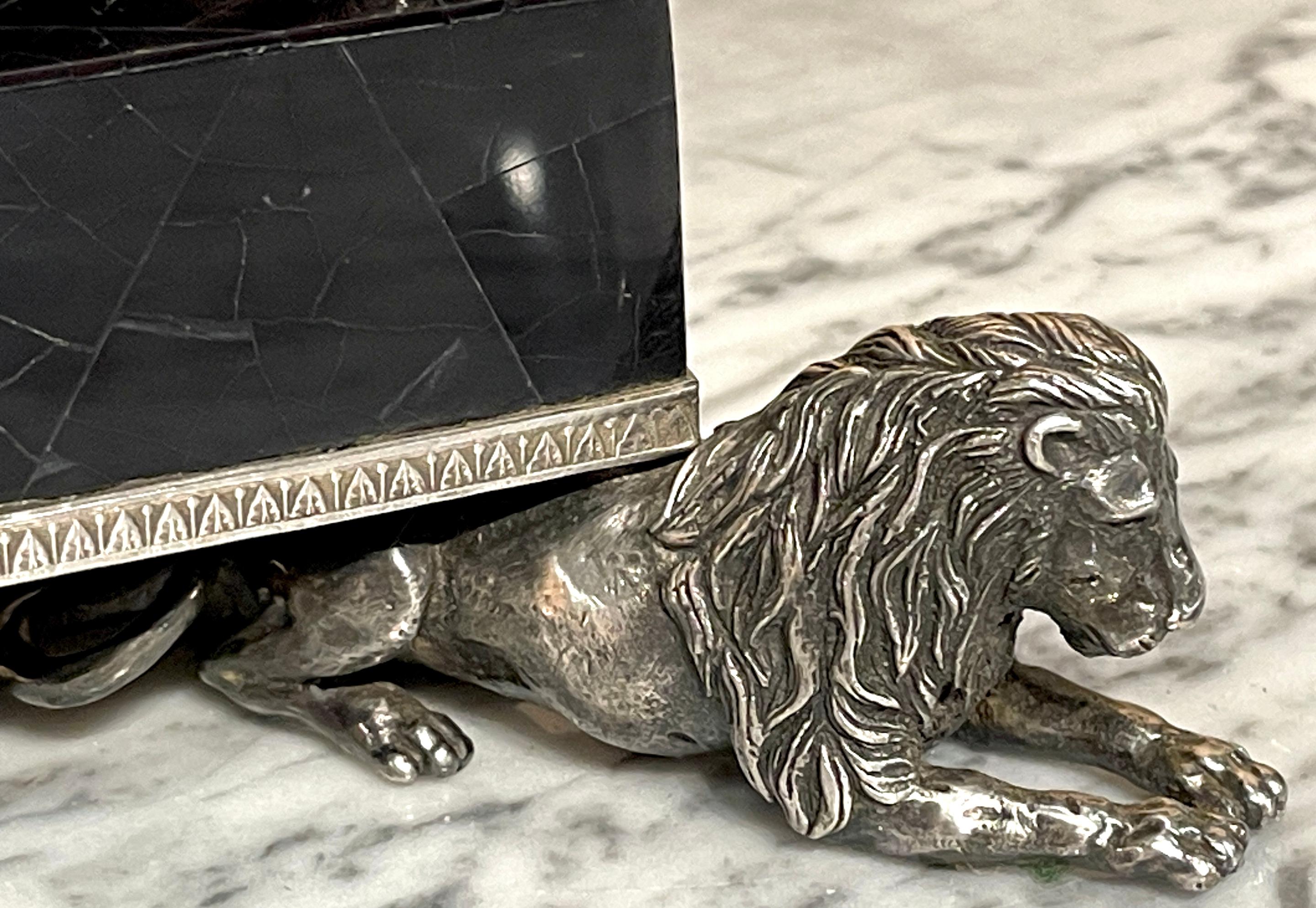 Large Pair Silverplated Bronze & Inlaid Coconut Shell Lion Motif Obelisks en vente 4