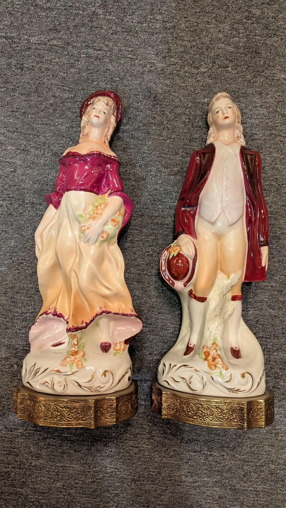 Grande e rara coppia di statue di uomo e donna di Firenze su basi di metallo, dai bellissimi colori marroni e pesca.