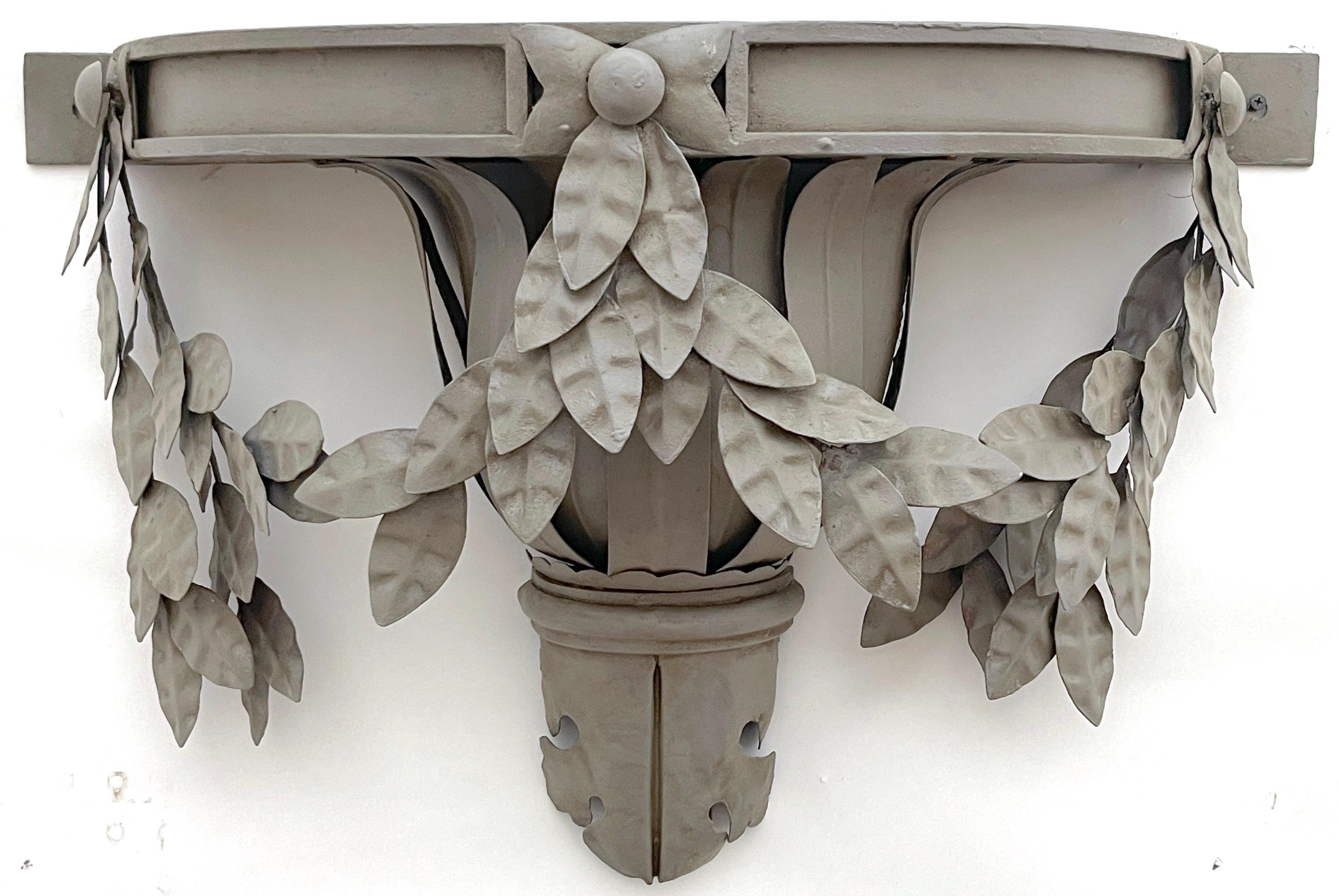 Néoclassique Grande paire de supports muraux/étagères néoclassiques en tôle grise suédoise   en vente
