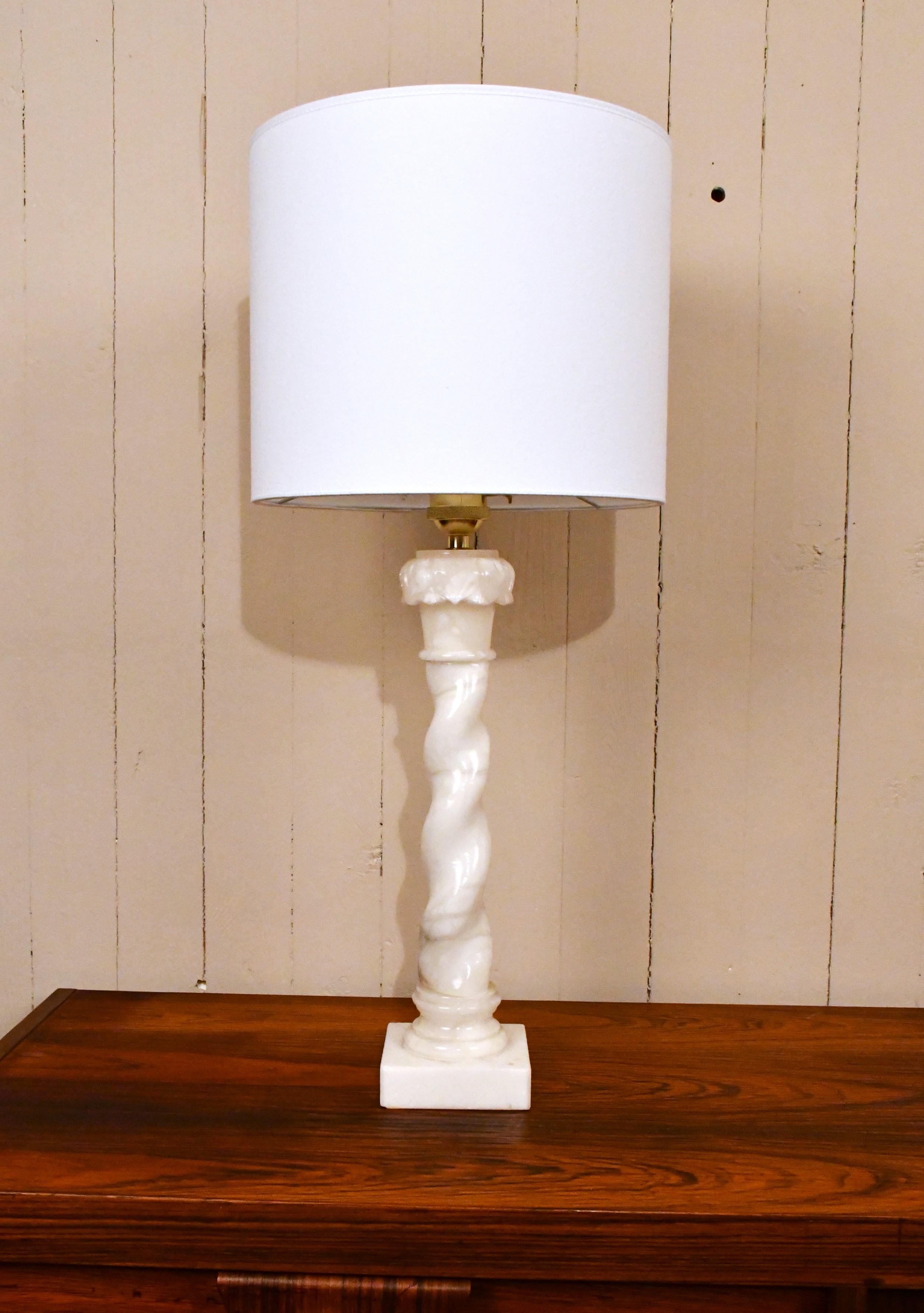 Gran pareja de lámparas de sobremesa suecas de alabastro blanco de NK, Nordiska Kompaniet, años 60 Neoclásico en venta