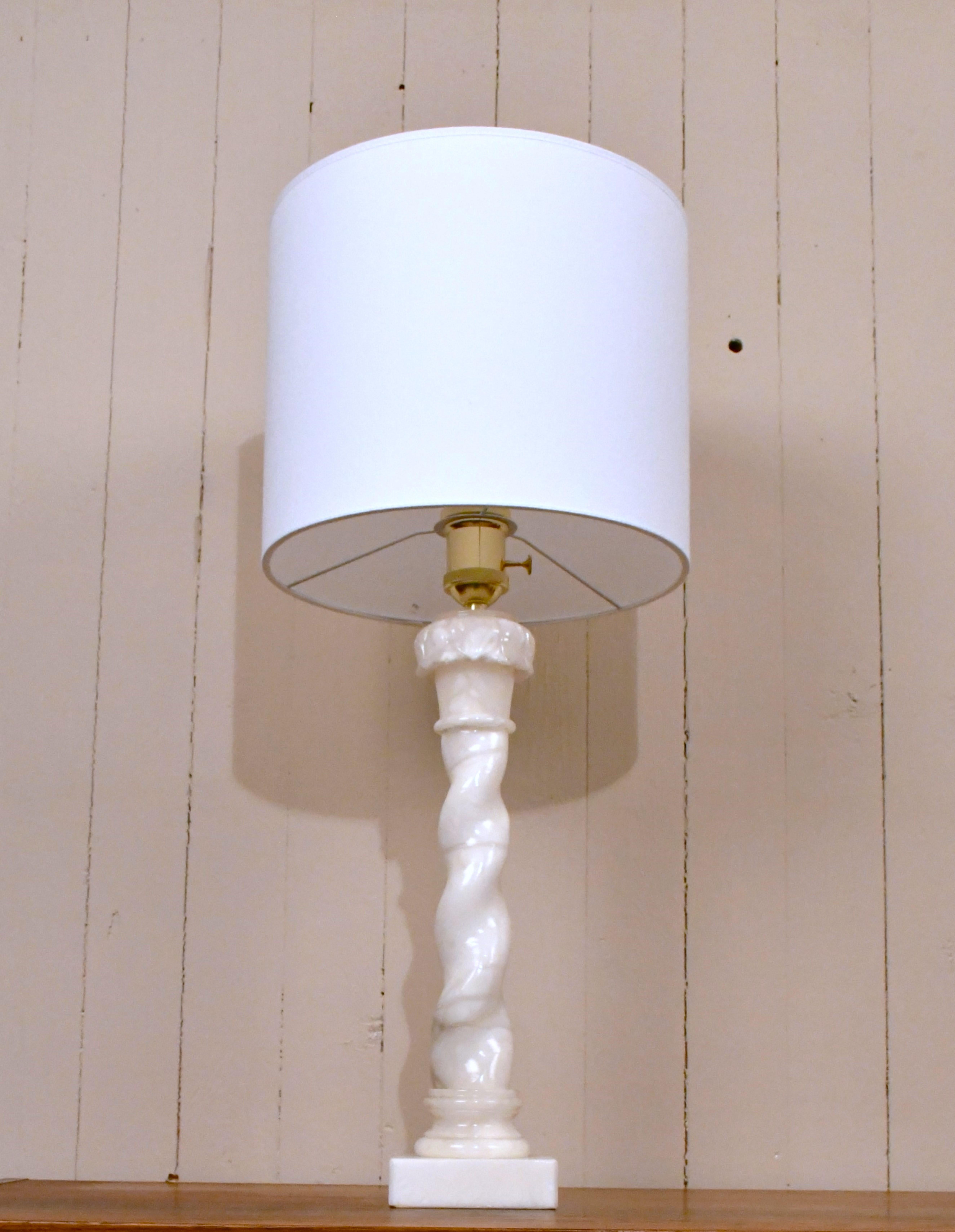 Gran pareja de lámparas de sobremesa suecas de alabastro blanco de NK, Nordiska Kompaniet, años 60 Tallado en venta