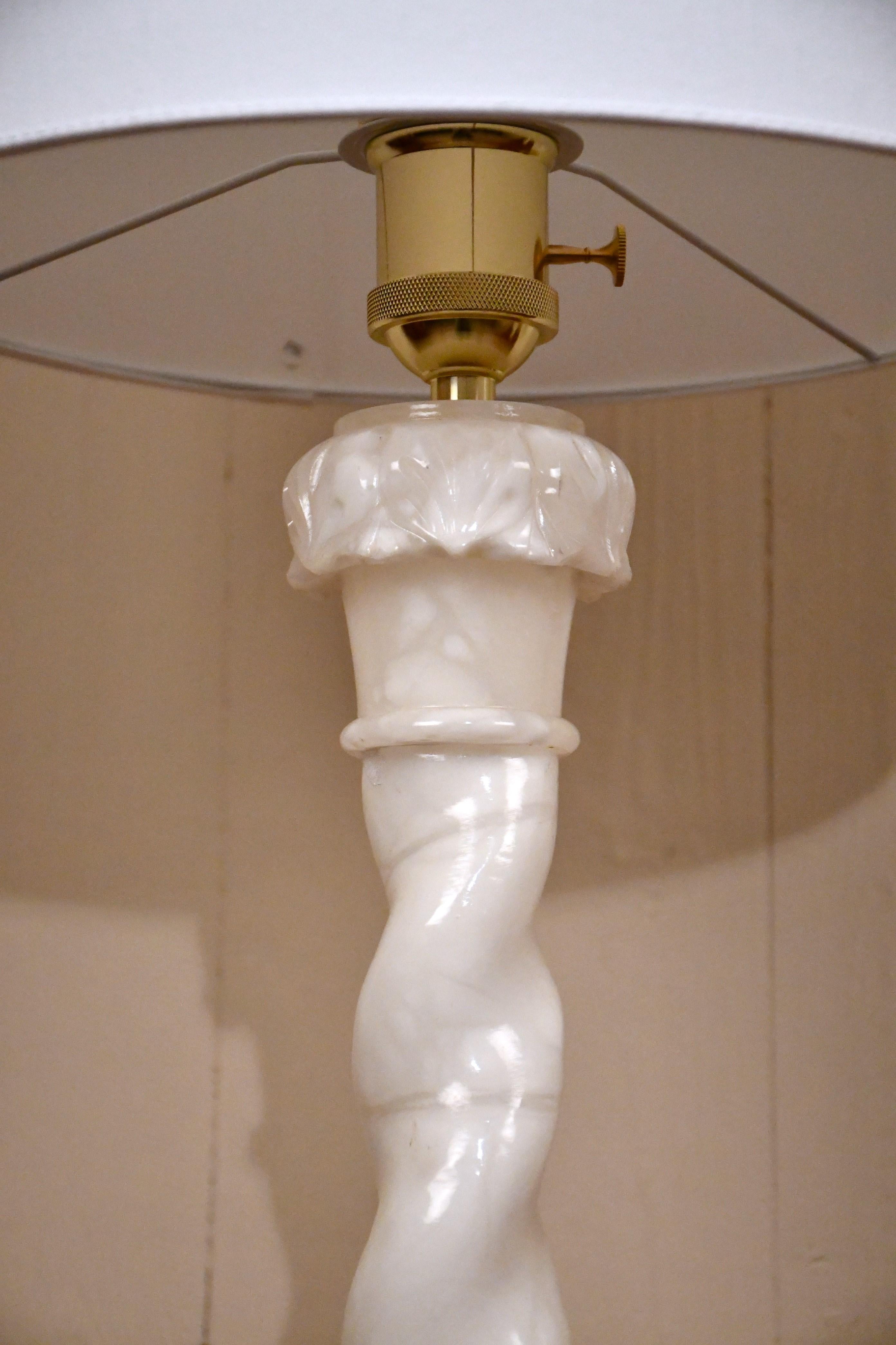 Gran pareja de lámparas de sobremesa suecas de alabastro blanco de NK, Nordiska Kompaniet, años 60 Latón en venta