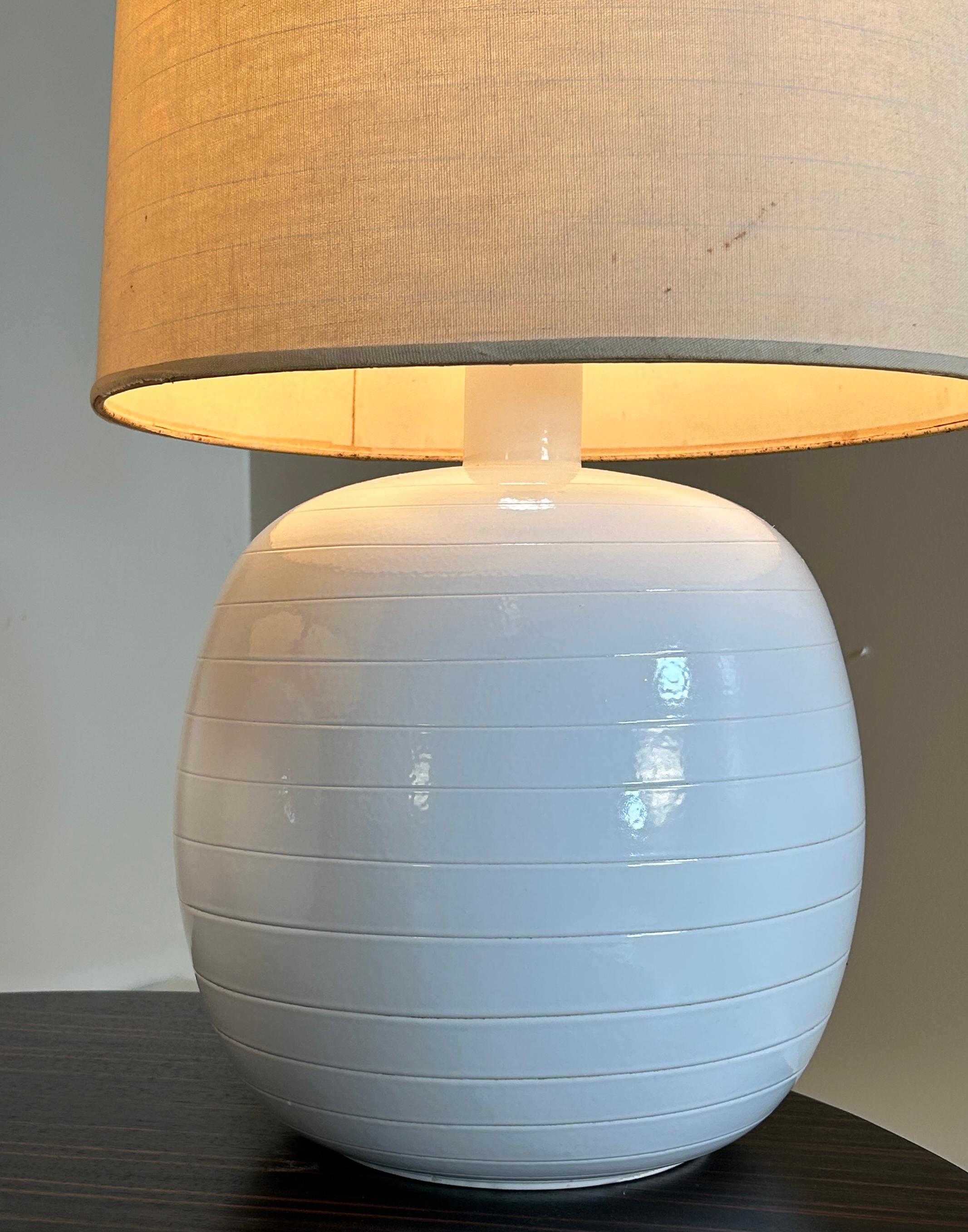 Hollywood Regency Grande paire de lampes de table en céramique en vente
