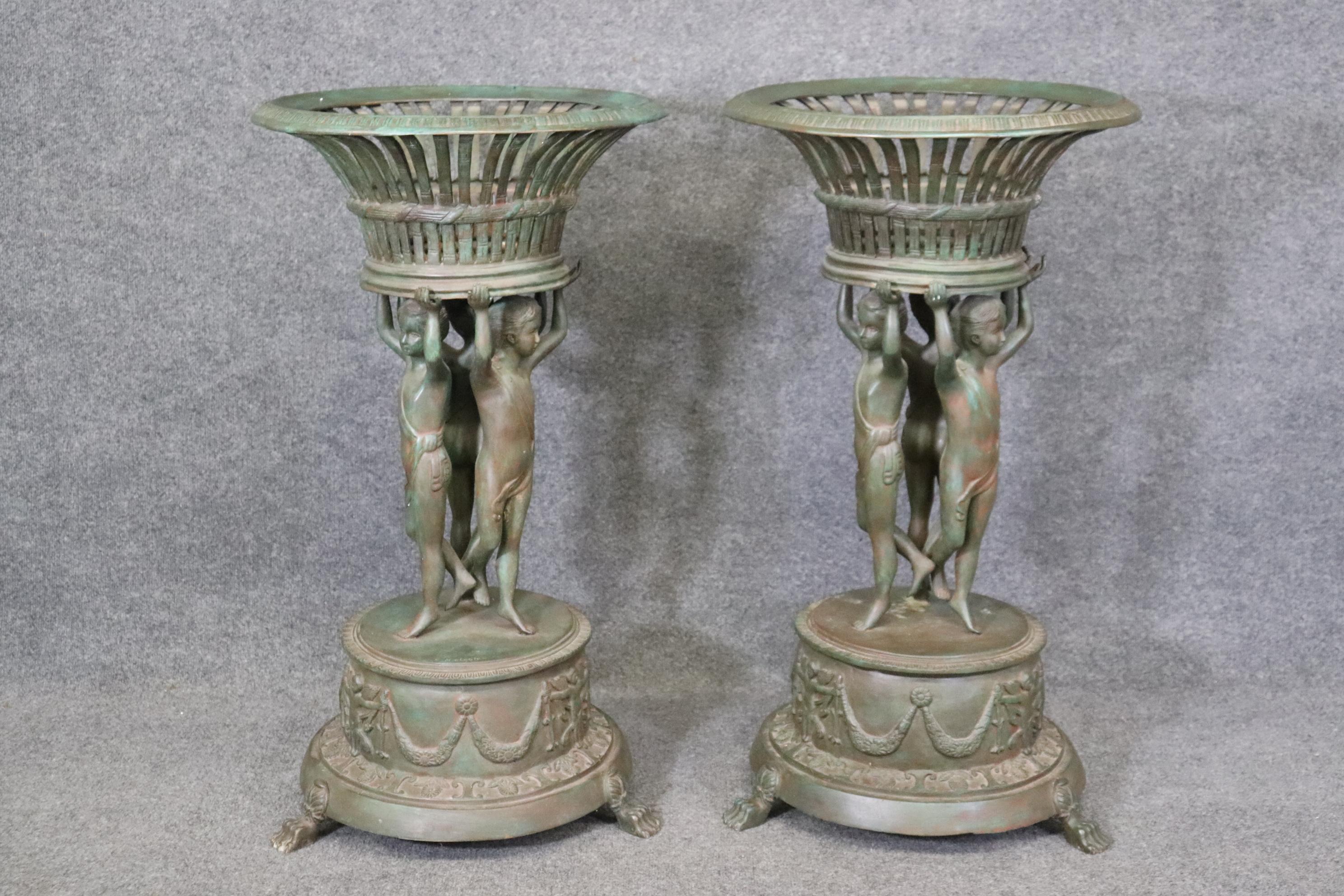 Großes Paar figurale Pflanzgefäße aus gegossenem Metallguss im Verdigris-Stil nach Clodion (Unbekannt) im Angebot