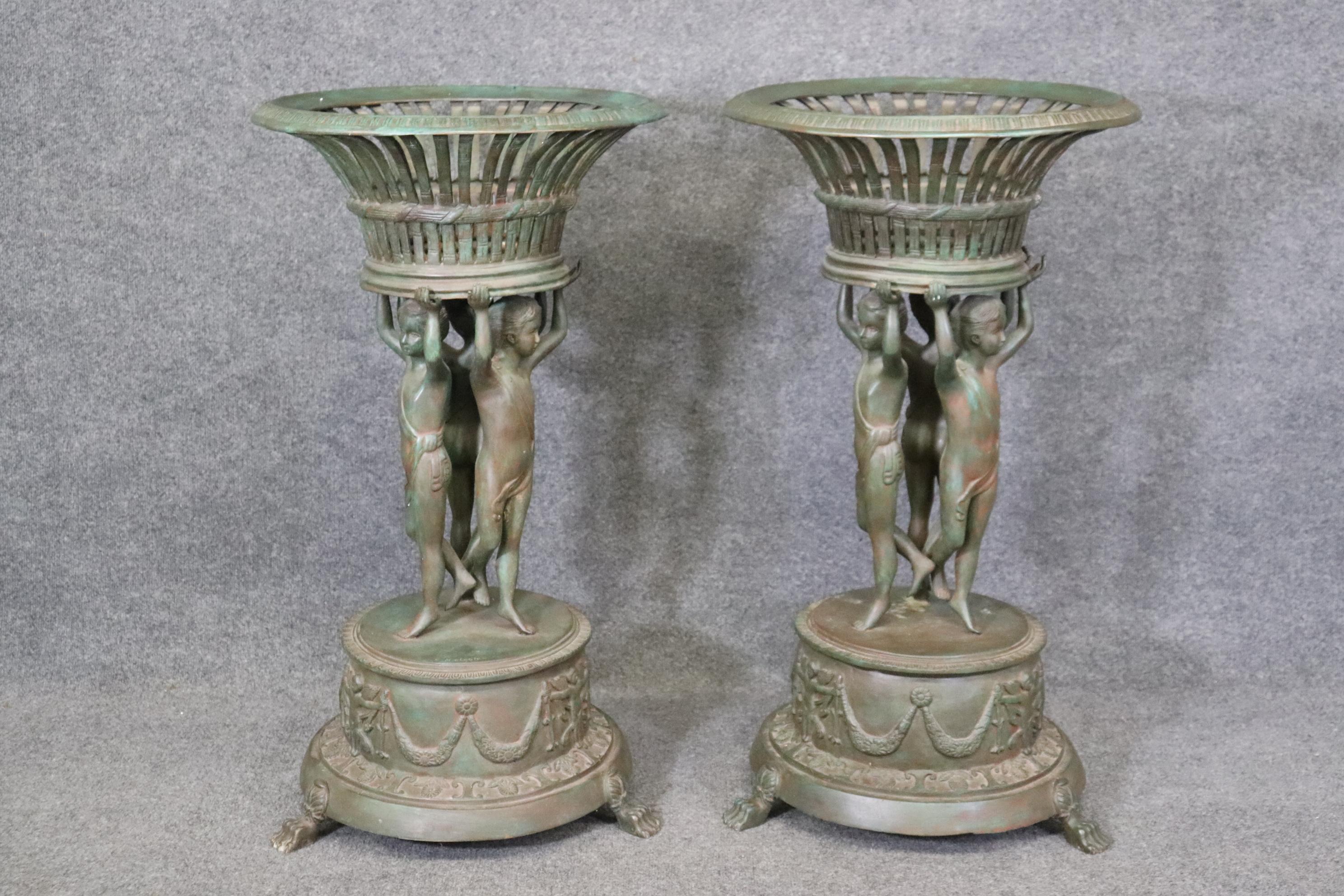 Sconosciuto Grande coppia di fioriere figurative in metallo fuso con finitura Verdigris dopo Clodion in vendita