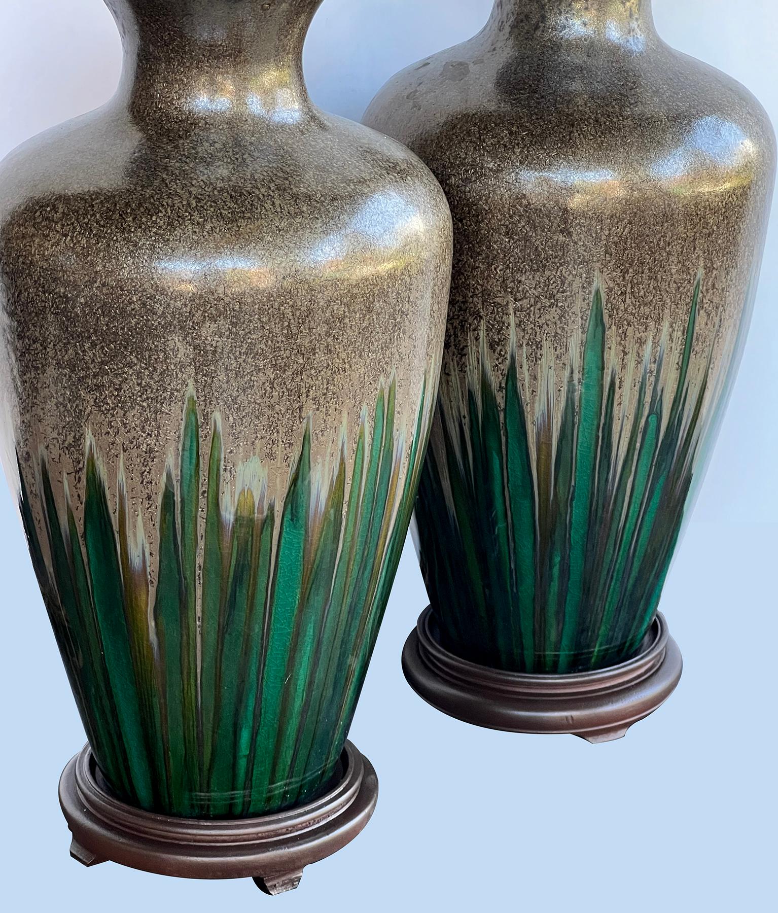Großes Paar Vintage Textured Iridescent Glazed Lamps with Emerald Green Striation (Moderne der Mitte des Jahrhunderts) im Angebot