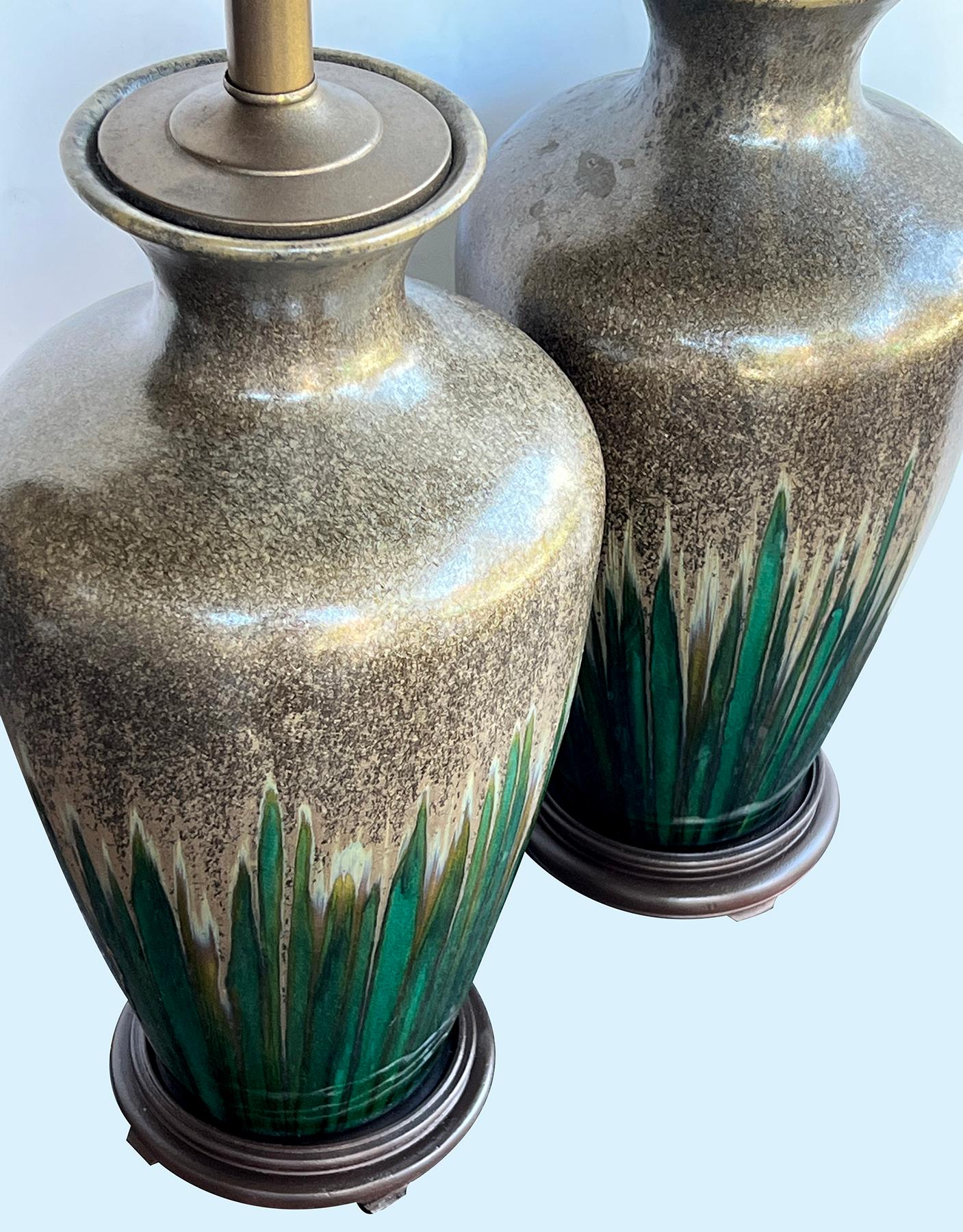 Großes Paar Vintage Textured Iridescent Glazed Lamps with Emerald Green Striation (amerikanisch) im Angebot