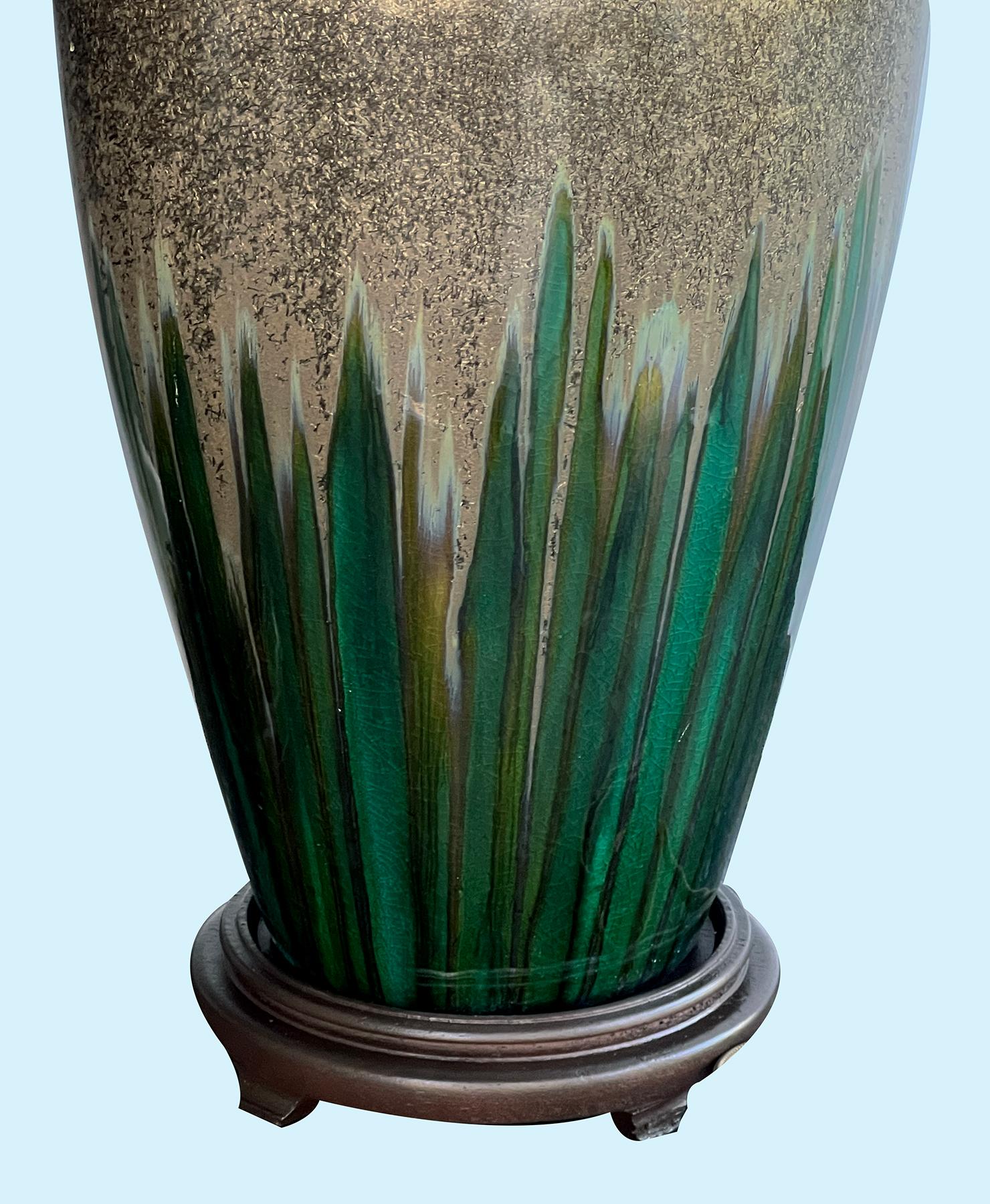 Großes Paar Vintage Textured Iridescent Glazed Lamps with Emerald Green Striation im Zustand „Gut“ im Angebot in San Francisco, CA