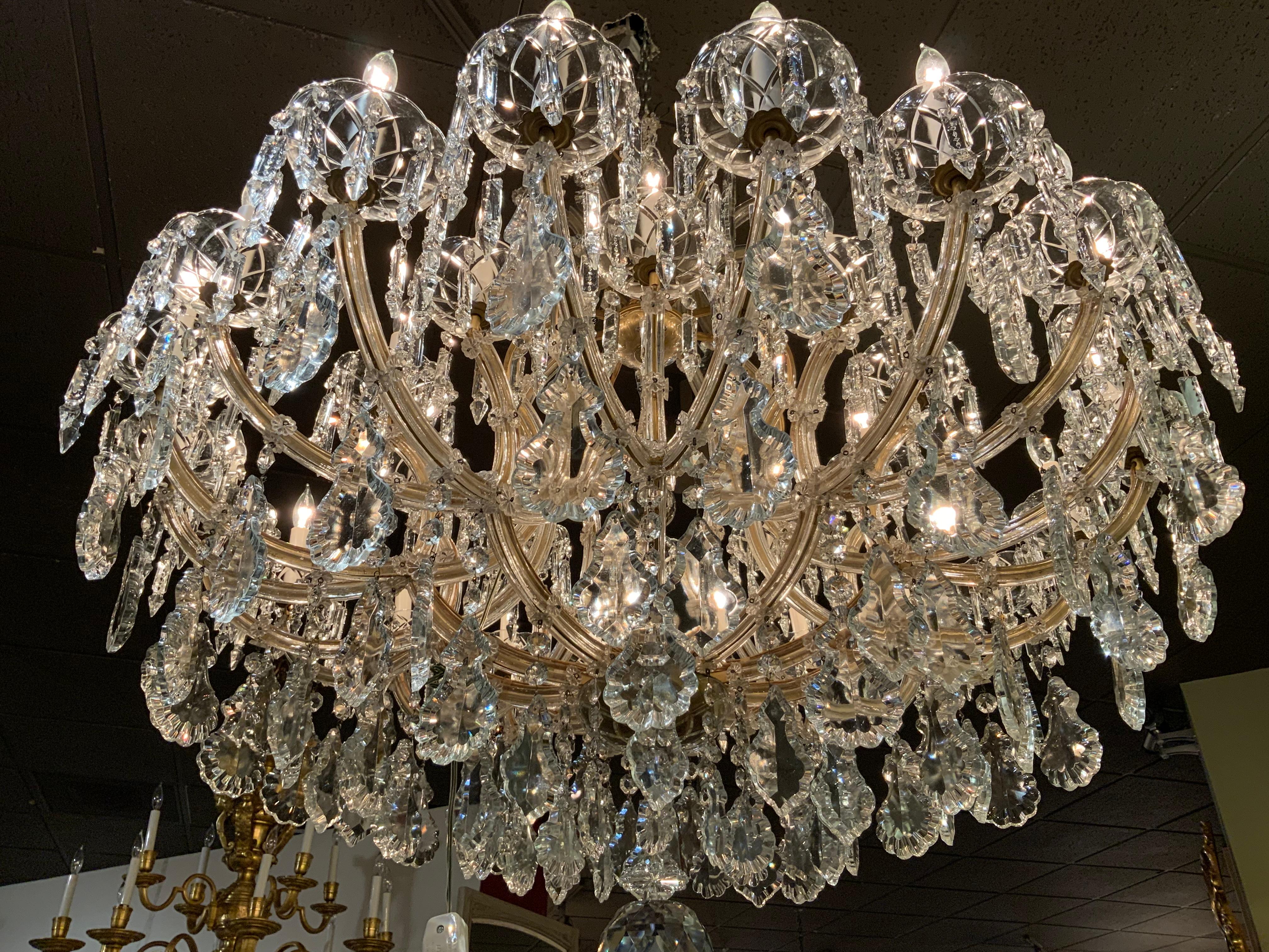 Großer Kristall-Kronleuchter im Maria-Teresa-Stil in Palace-Größe mit 30 Lichtern im Zustand „Gut“ im Angebot in Houston, TX