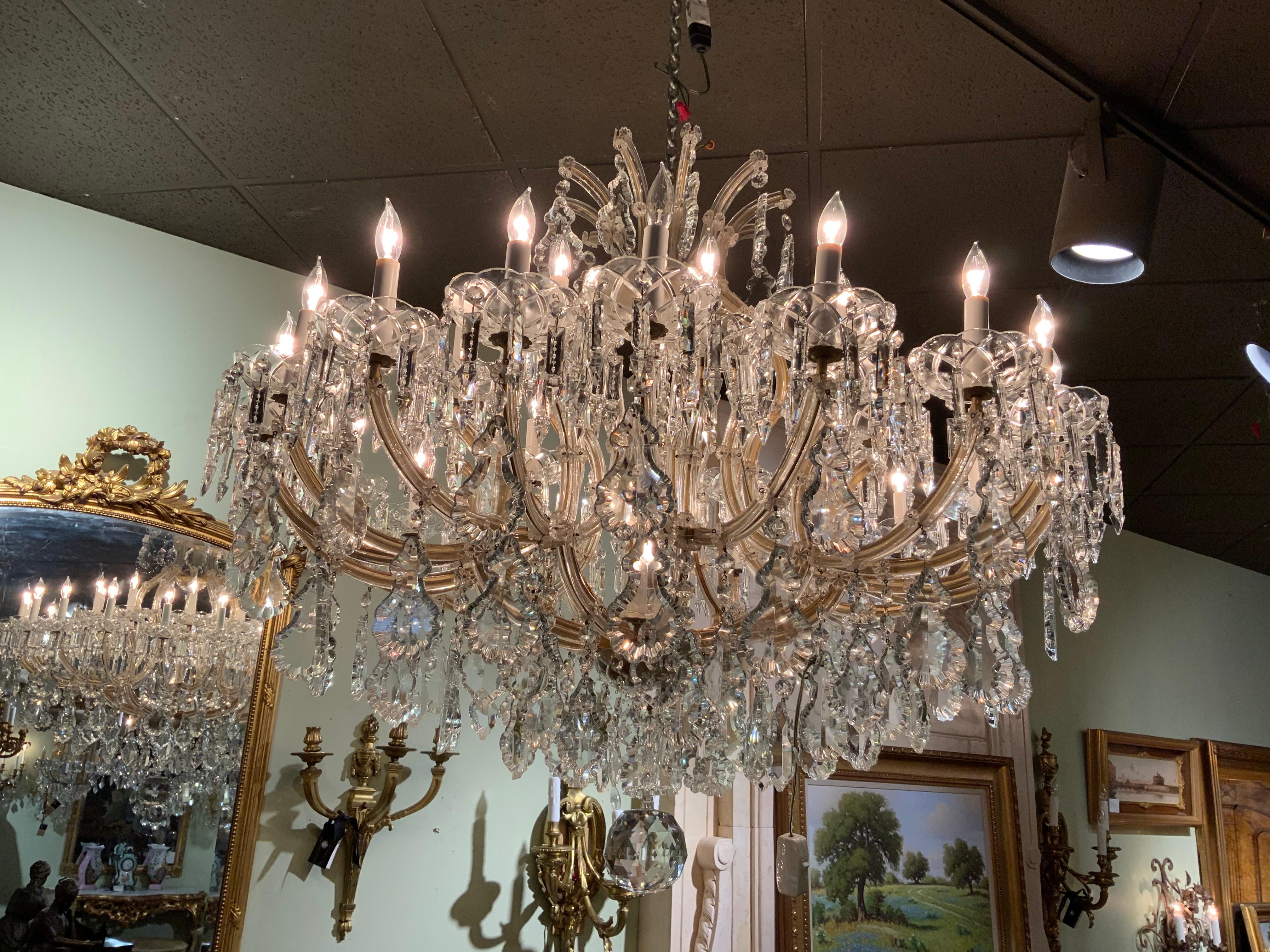 20ième siècle Grand lustre en cristal de taille palais de style Marie-Thérèse avec 30 ampoules en vente