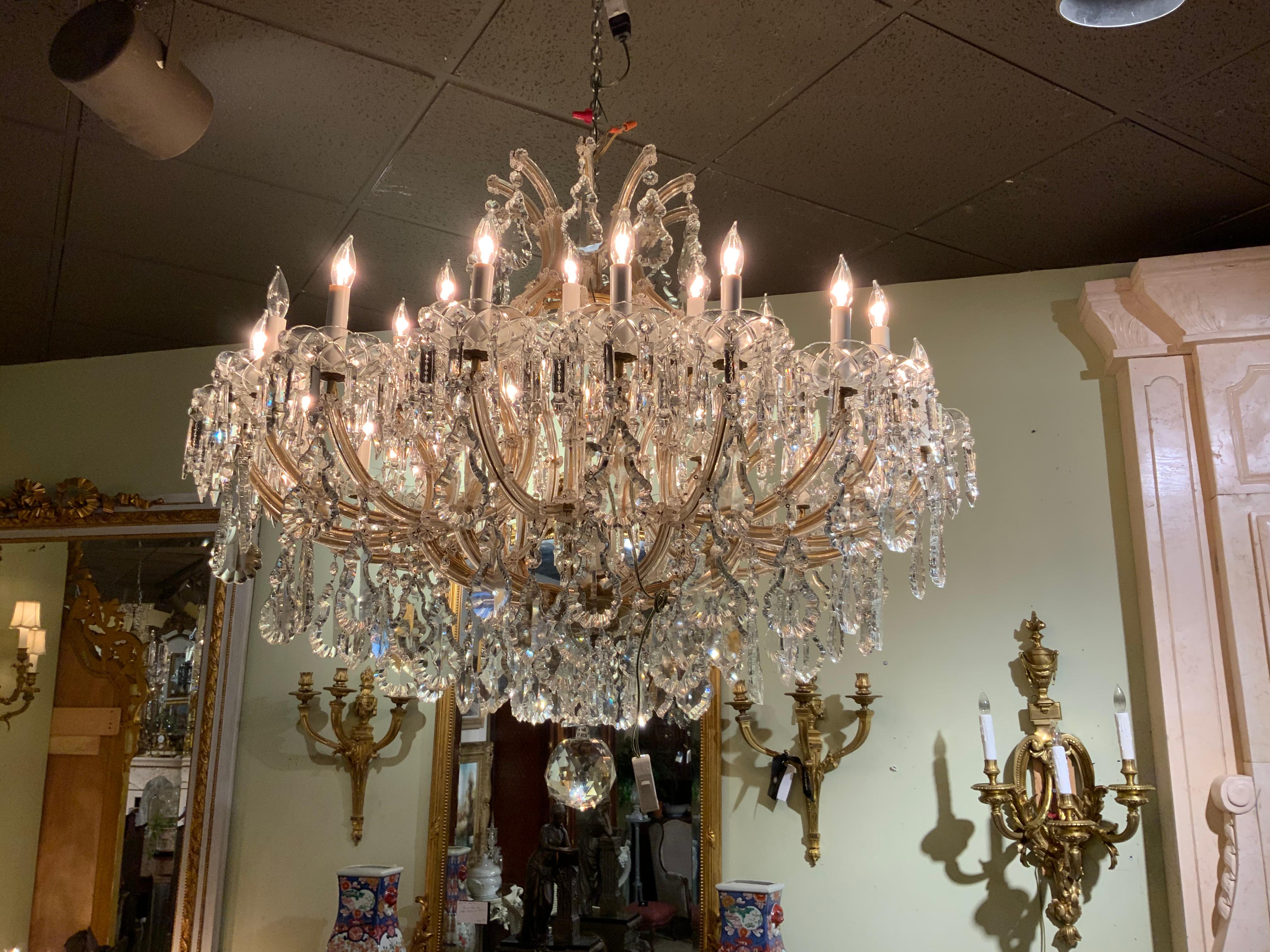 Großer Kristall-Kronleuchter im Maria-Teresa-Stil in Palace-Größe mit 30 Lichtern im Angebot 1